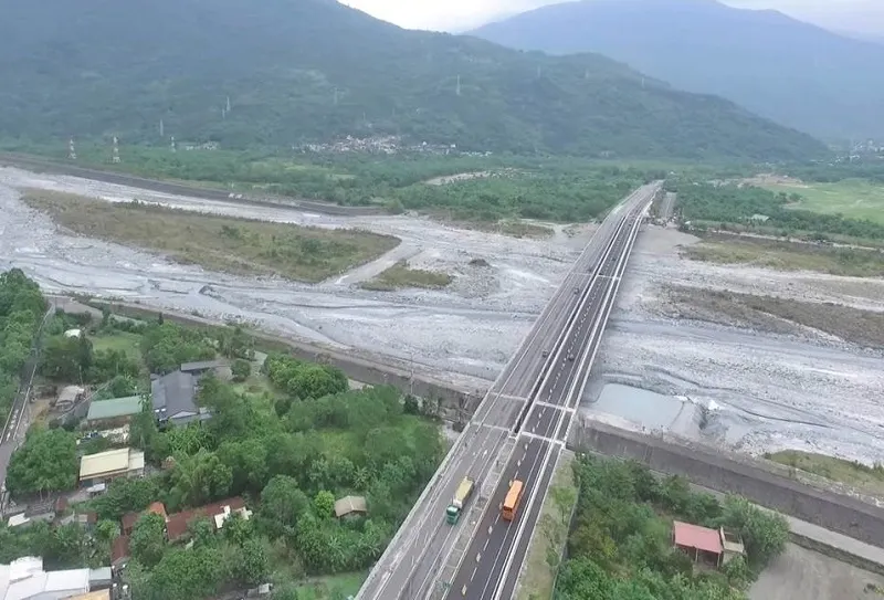 (圖三) 原有的馬太鞍溪橋採用預力箱型梁（Prestressed Box Girder )。（作者提供）