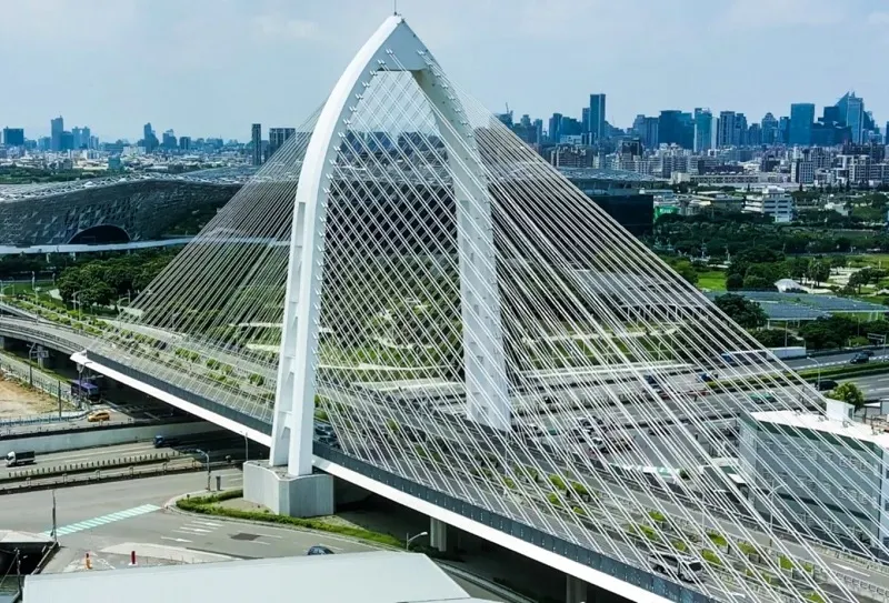 (圖八) 斜張橋（台中科湳橋，義力營造公司提供）