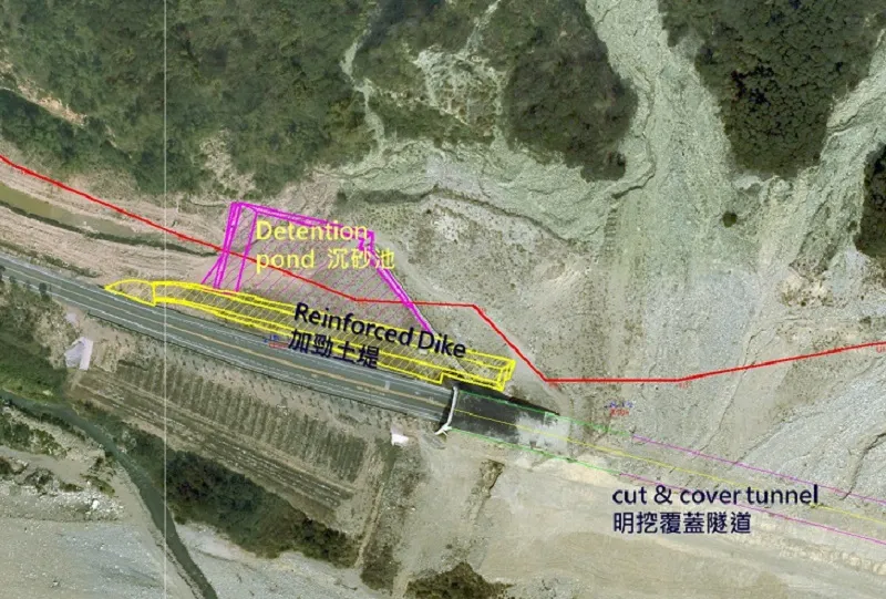 (圖十二) 三義火焰山下的明挖覆蓋隧道與土石流以垂直避難方式自下穿過。旁為加勁土堤以抵抗土石流 (堅尼士工程顧問公司設計)
