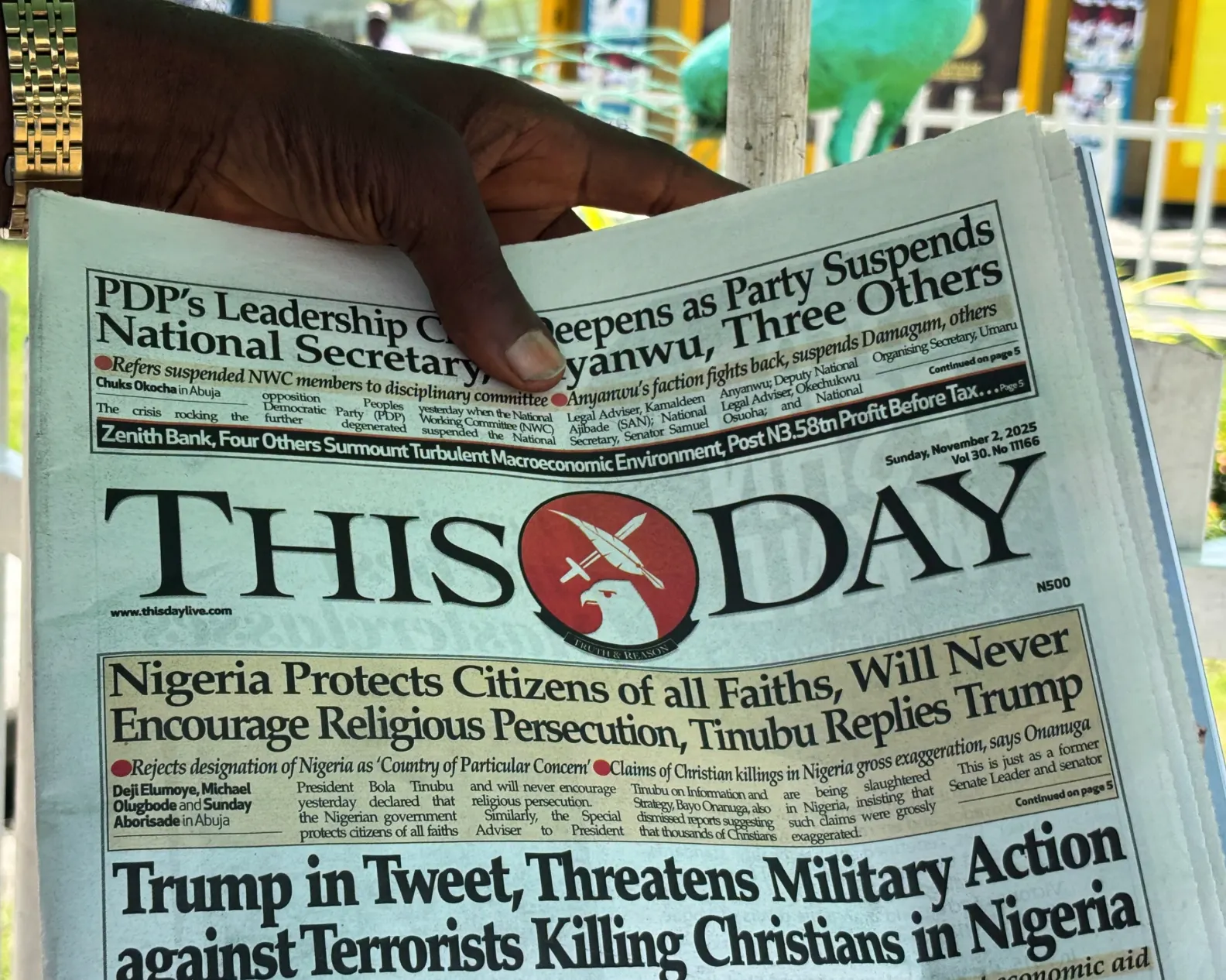 2025年11月2日，奈及利亞當地報紙頭條寫著美國總統川普針對奈國的貼文：「停止殺戮當地基督徒，否則就接受軍事制裁」。（美聯社）