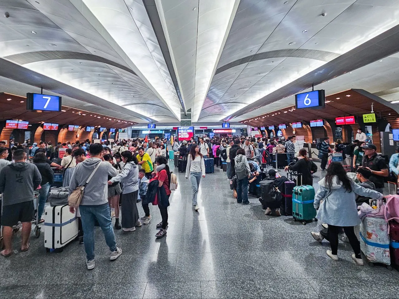 飛機,桃園機場,出國旅遊,護照,出關,登機,航班大廈,。（資料照／洪煜勛攝）