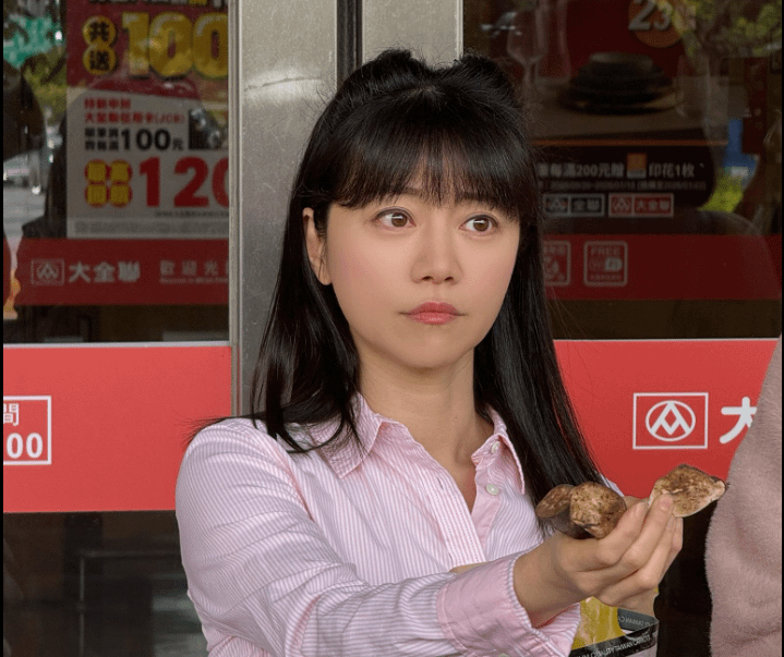 前立委高嘉瑜今（5）日到內湖大全聯踢館，控訴自己買到爛掉的地瓜。（取自高嘉瑜臉書）