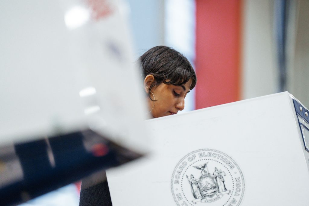 新科ニューヨーク市長当選者マンディニの妻、シリア血統のアーティスト ドゥワジによる投票。（AP）