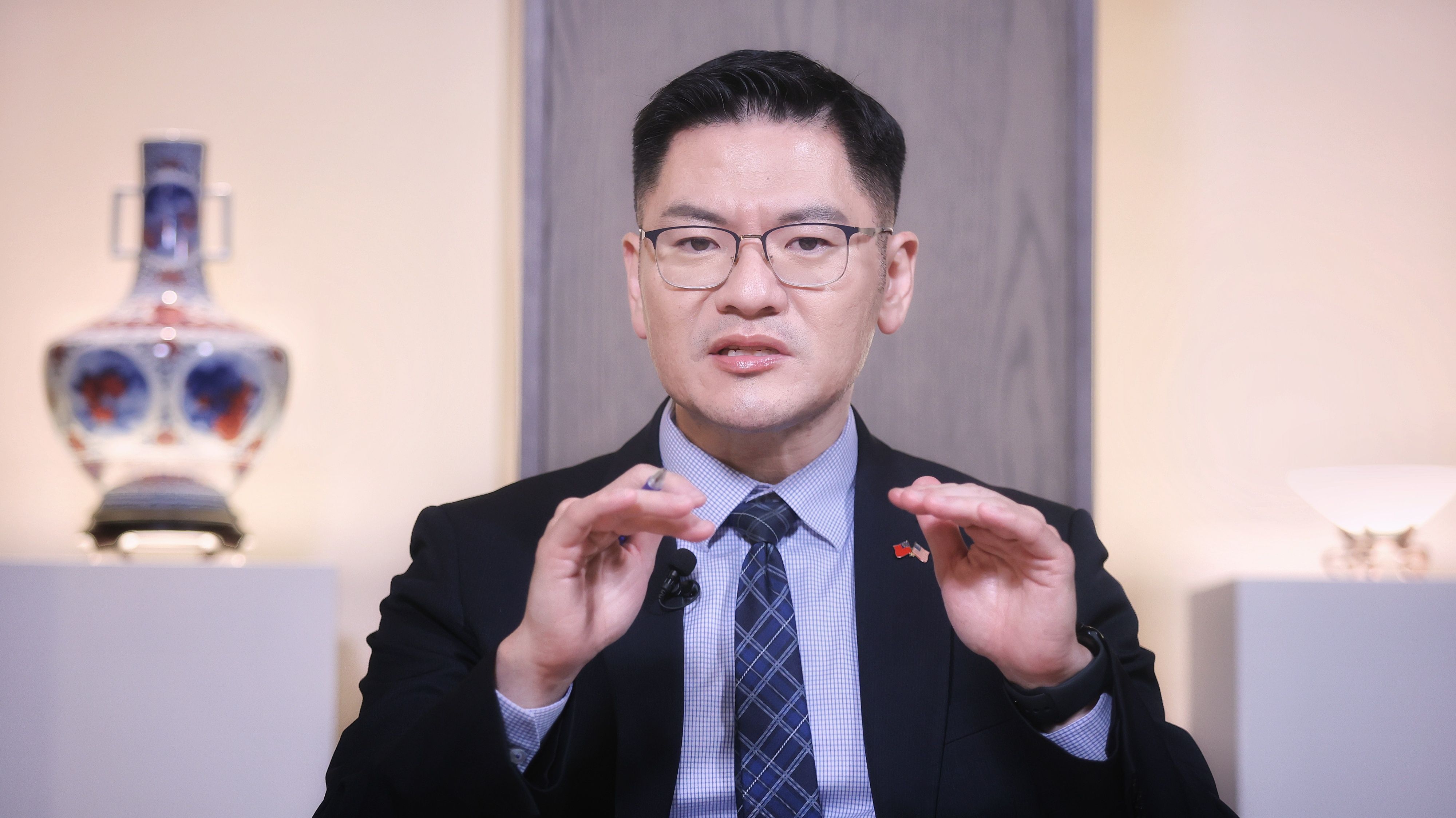 20251105-風傳媒《下班國際線》節目主持人路怡珍、美國德州山姆休士頓州立大學副教授翁履中(見圖)、風傳媒國際兩岸中心副主任杜宗熹5日在節目中對談。(柯承惠攝)