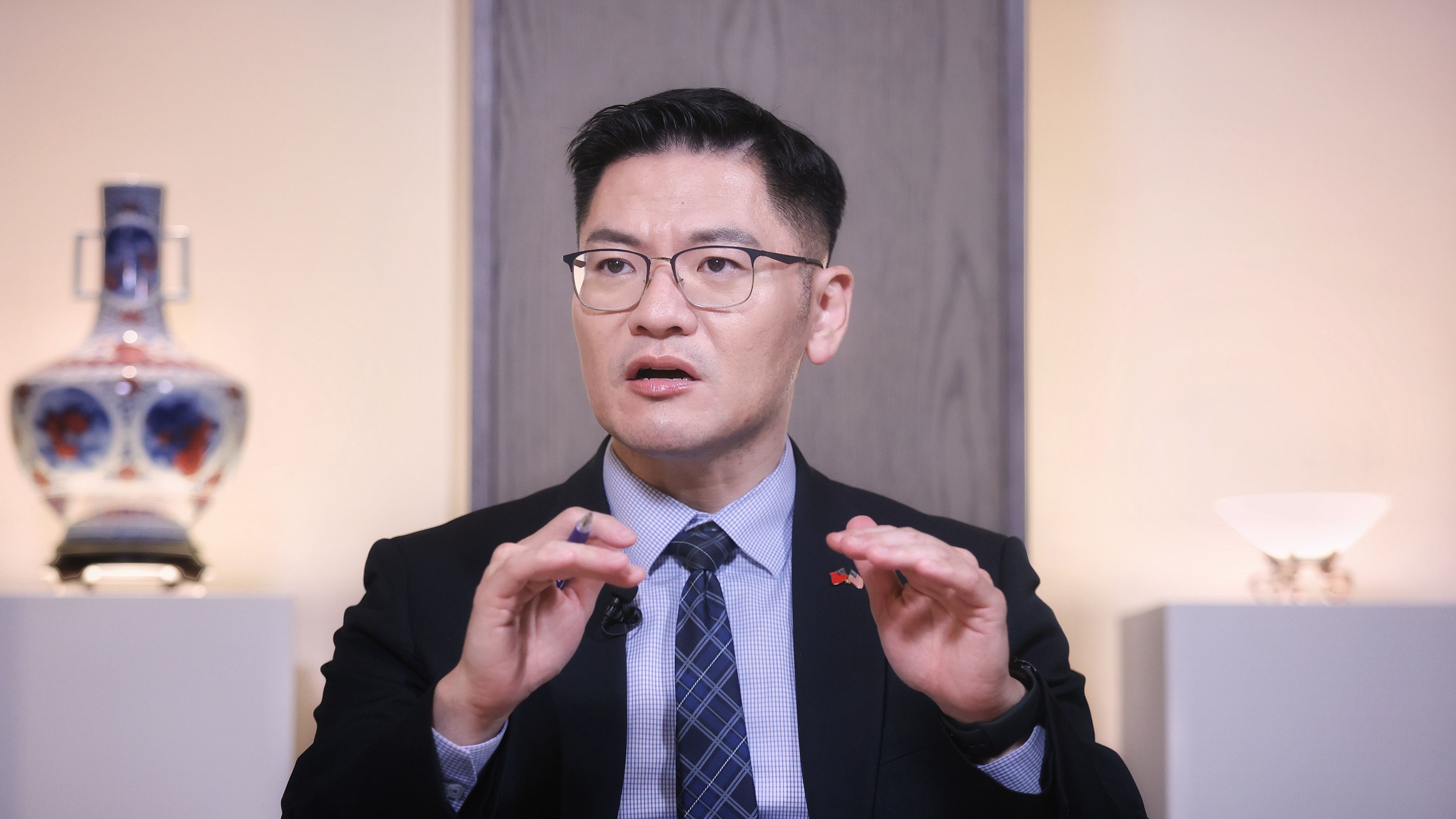 20251105-風傳媒《下班國際線》節目主持人路怡珍、美國德州山姆休士頓州立大學副教授翁履中（見圖）、風傳媒國際兩岸中心副主任杜宗熹5日在節目中對談。（柯承惠攝）