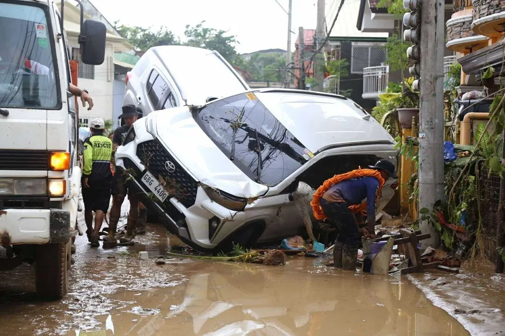 海鷗颱風襲擊菲律賓宿霧，豪雨洪水當地街道滿目瘡痍。（美聯社）