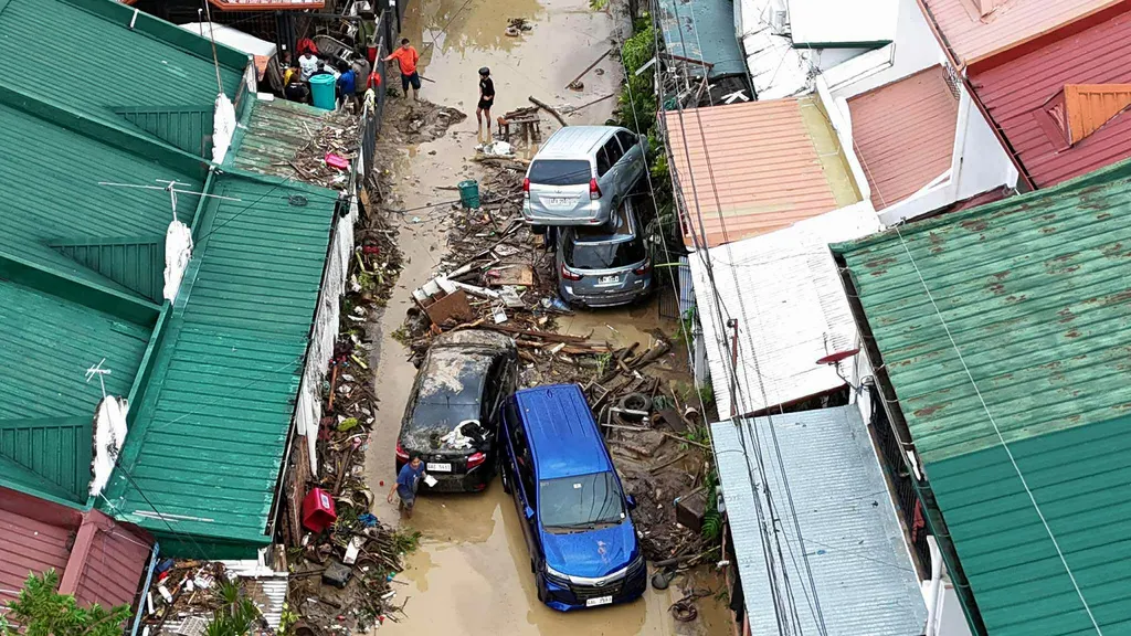 海鷗颱風襲擊菲律賓宿霧，豪雨洪水當地街道滿目瘡痍，大片建築與生活區被摧毀。（美聯社）
