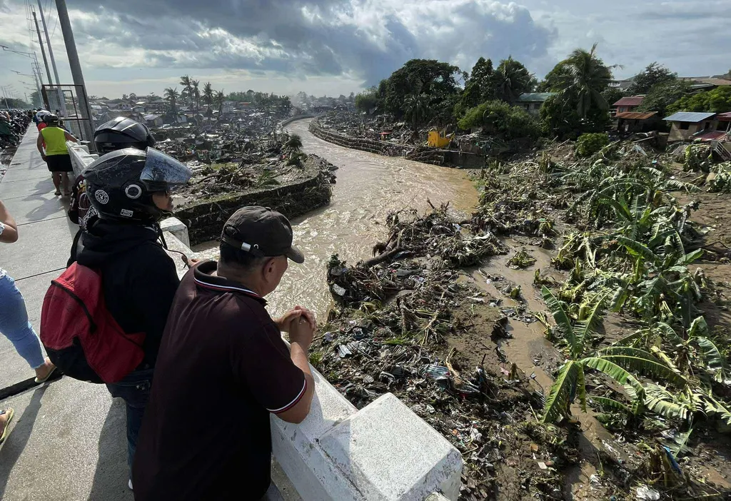 海鷗颱風襲擊菲律賓宿霧，豪雨引發驚人洪水釀超過90人死亡，民眾指責是河川氾濫惹禍。（美聯社）