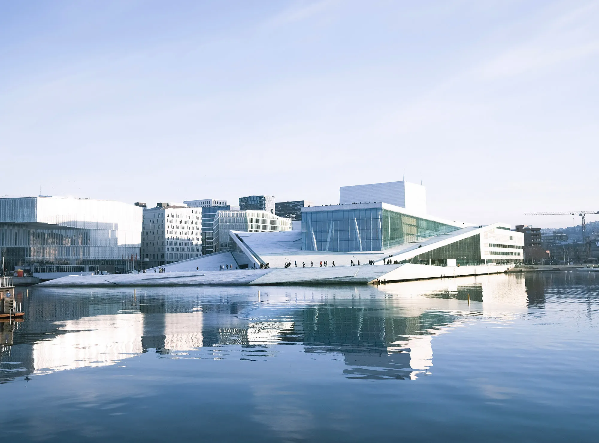 挪威Snøhetta聞名全球代表作，有如峽灣上冰川的挪威奧斯陸歌劇院。圖／業者提供