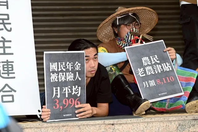 20251106-針對在野提案停砍公教年金，台灣經濟民主連合上午在立法院前演出行動劇「靜默的抗議」。（經民連提供）