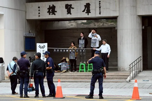 20251106-針對在野提案停砍公教年金，台灣經濟民主連合上午在立法院前演出行動劇「靜默的抗議」。（經民連提供）