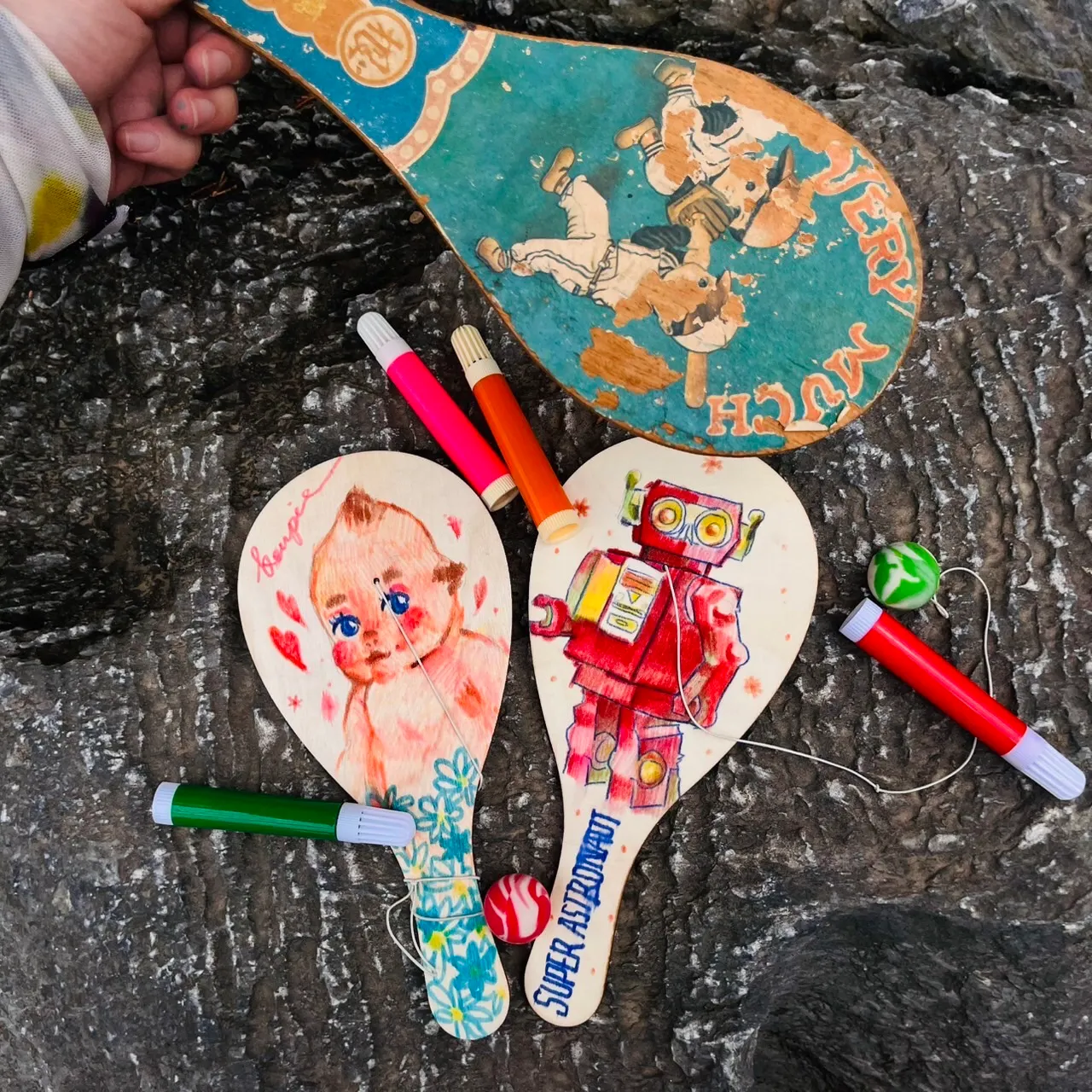 11月15日至16日「臺灣玩具博物館」將透過拍板球DIY與捏麵人體驗，帶領親子互動。（圖/新北市政府文化局）