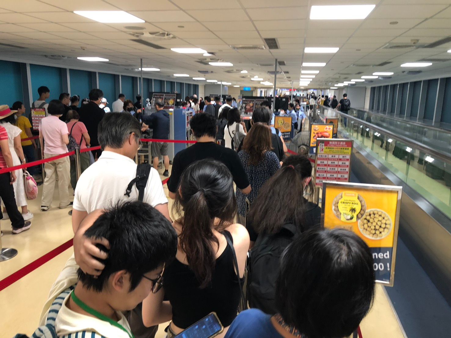 桃園機場非洲豬瘟檢疫長期在在狹小空間擁擠作業(周文軍攝)