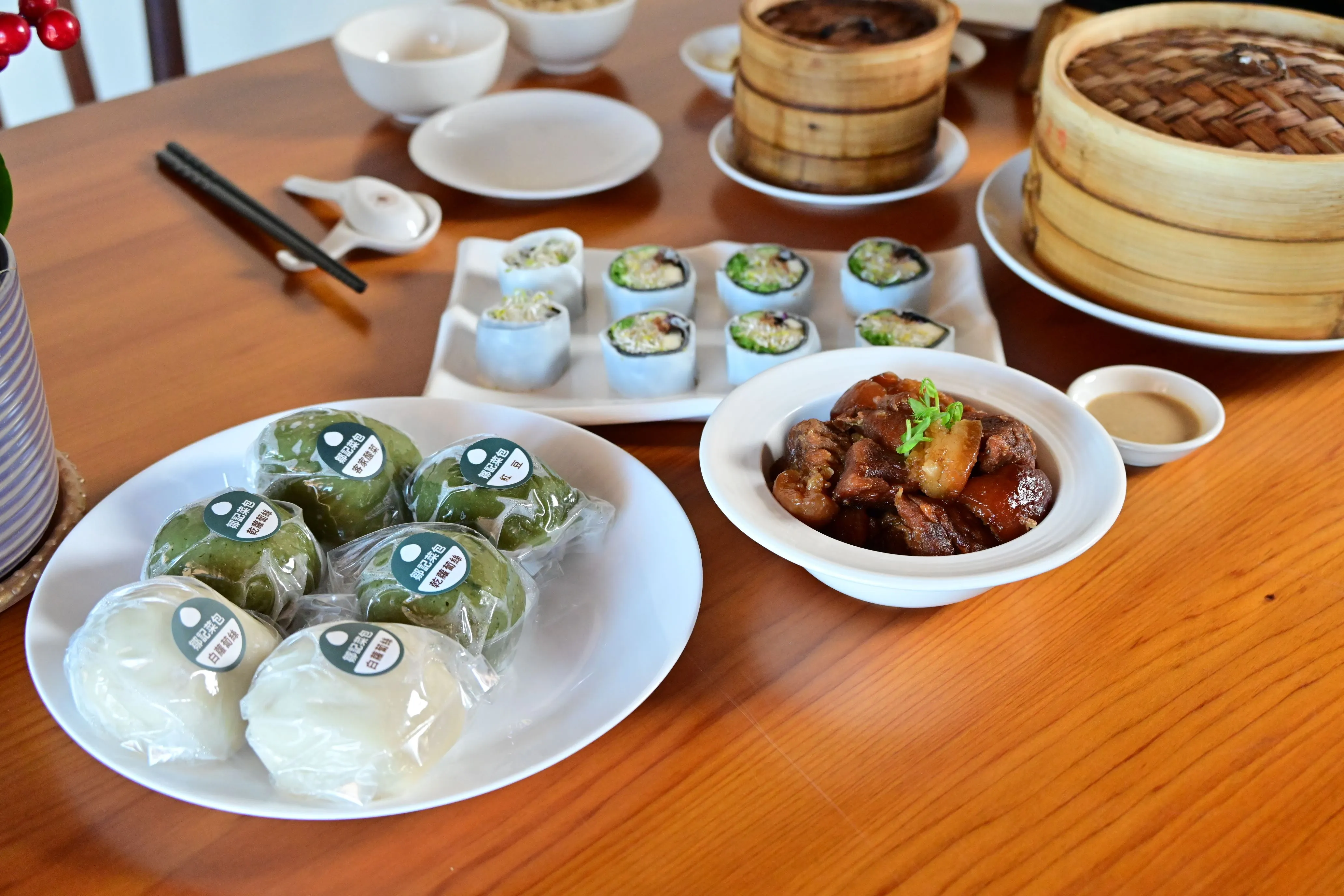 本次直播聚焦竹北與北埔5家必比登推介店家，包括竹北「善菓堂」、「首烏廚EAT」、「唐草園」，及北埔「春嬌粄條」、「鄒記菜包」。（圖／新竹縣政府提供）