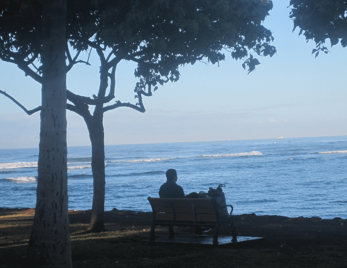 Bob喜歡大海、喜歡獨坐海邊，面對著一望無際的海喃喃自語；洋溢嚴肅與憂鬱。（攝影王育梅）