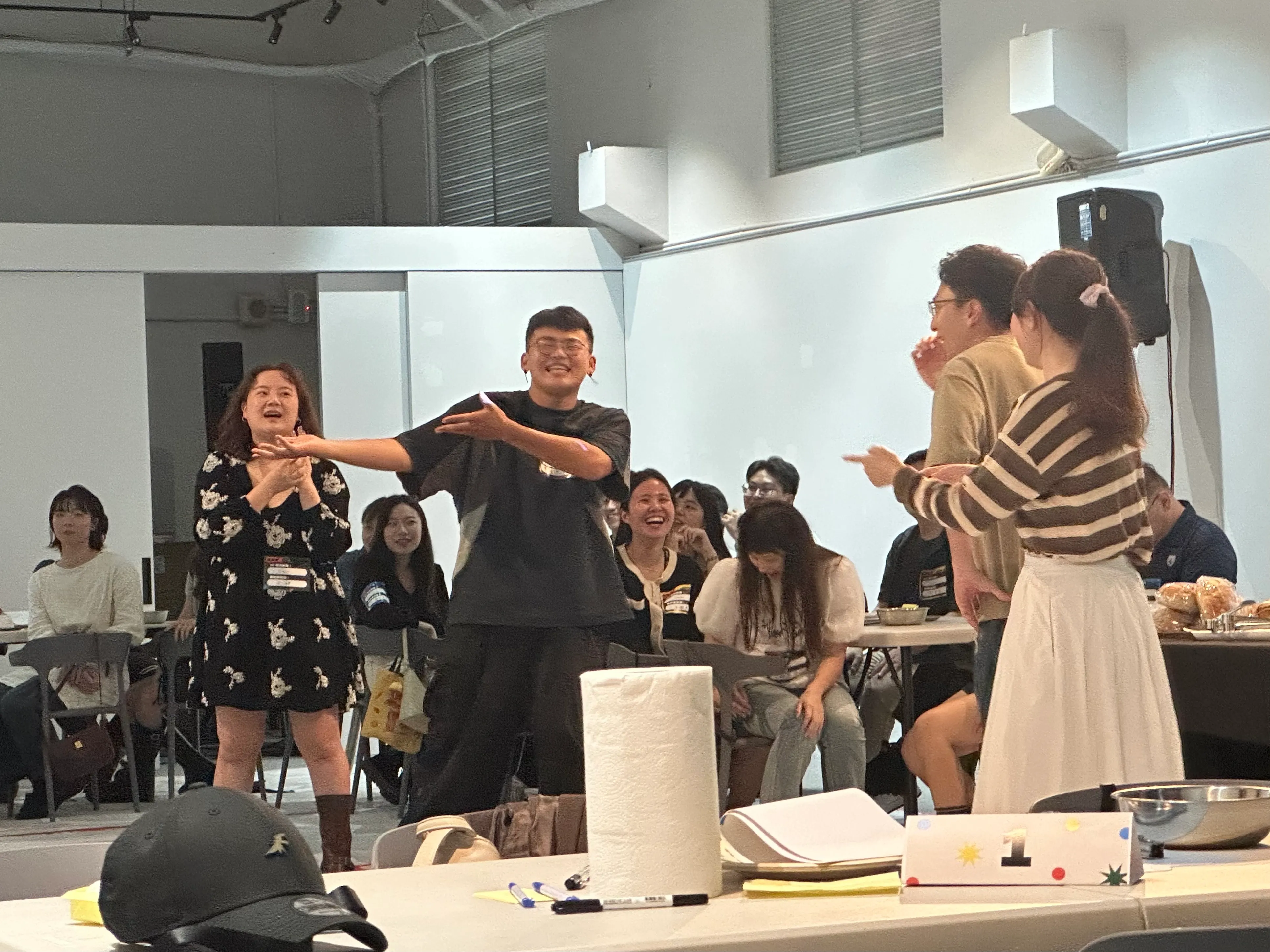 板橋放送所場次的「音樂拍檔」破冰活動以互動問答、比手畫腳、猜歌等三種遊戲炒熱氣氛。圖/風傳媒拍攝