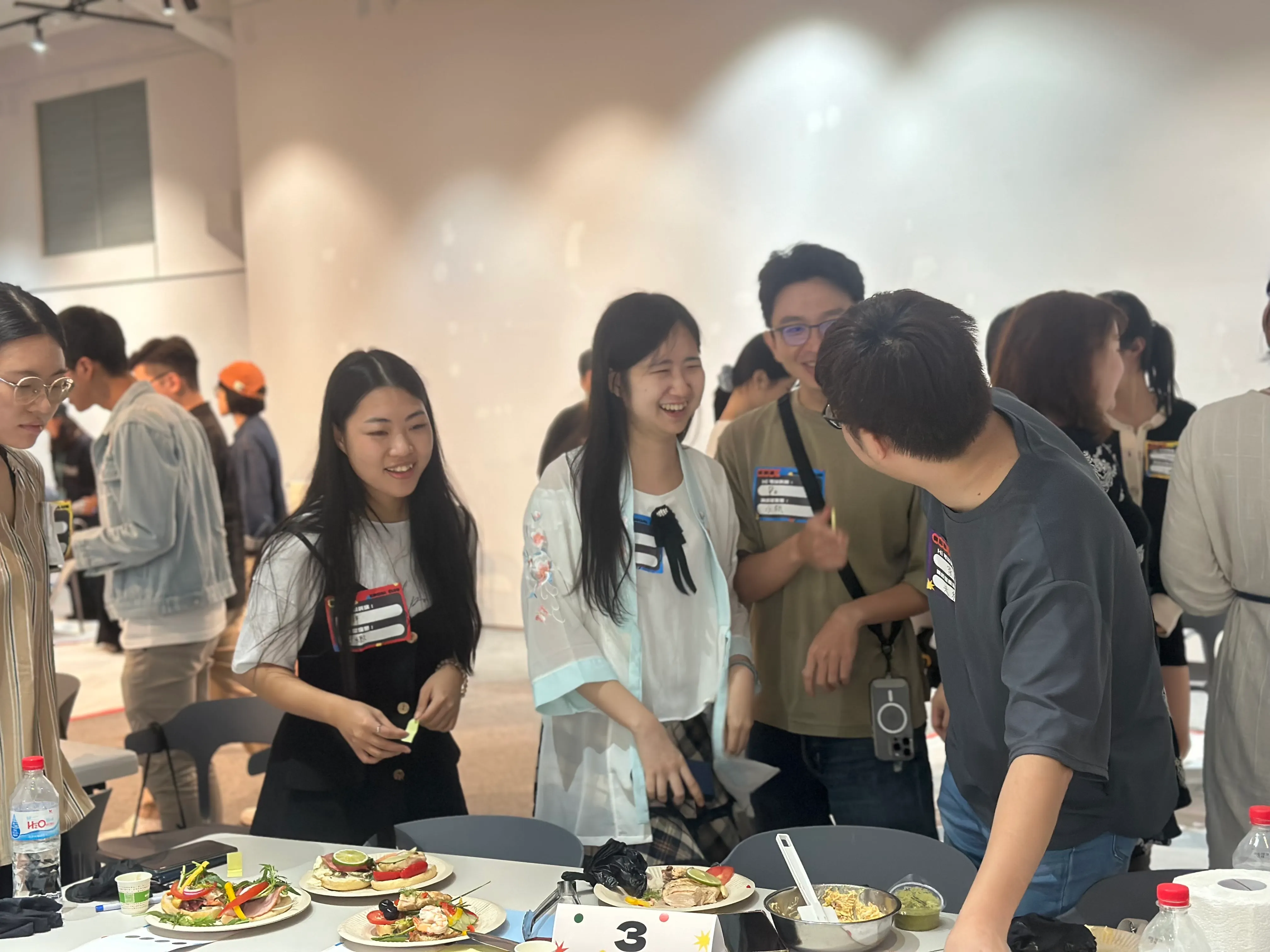 「交友廚房」則透過評選彼此的手作三明治增加參與者的交流互動。圖/風傳媒拍攝