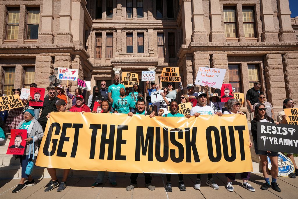 2025年11月5日。在特斯拉股東大會的前一天，抗議民眾在德州奧斯汀的州議會大廈外示威，反對特斯拉通過執行長馬斯克（Elon Musk）的1兆美元薪酬方案。（AP）