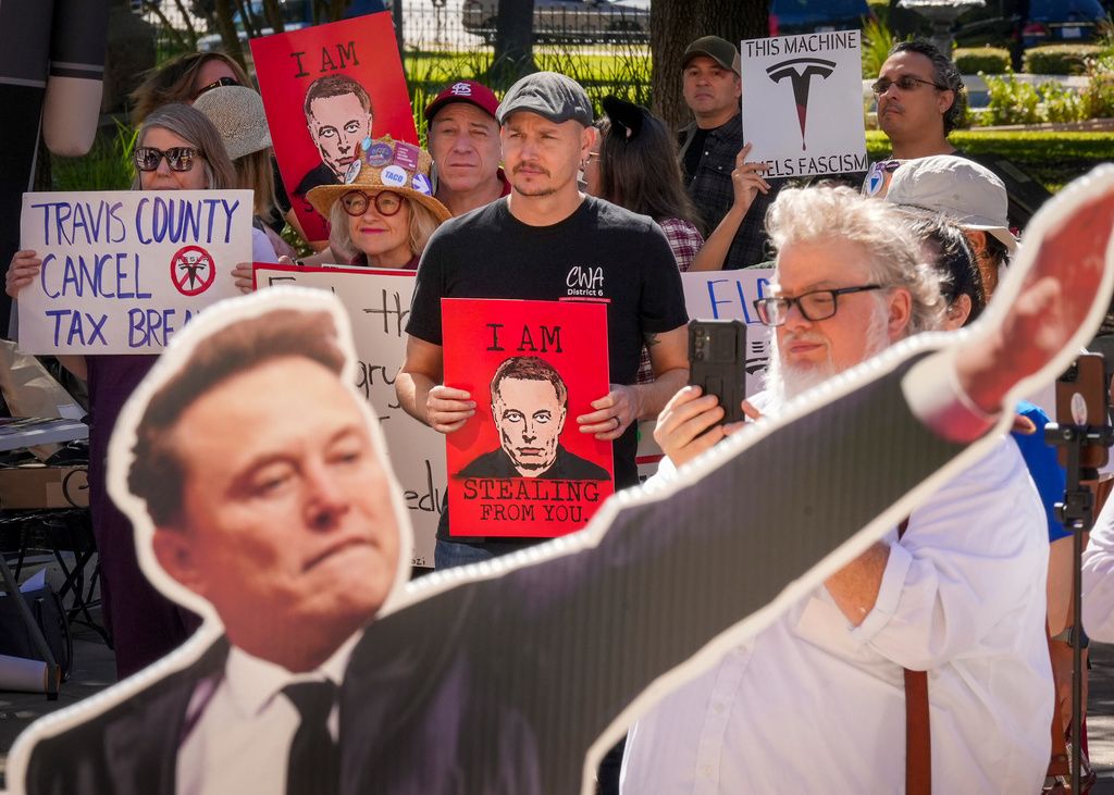 2025年11月5日。在特斯拉股東大會的前一天，抗議民眾在德州奧斯汀的州議會大廈外示威，反對特斯拉通過執行長馬斯克（Elon Musk）的1兆美元薪酬方案。（AP）