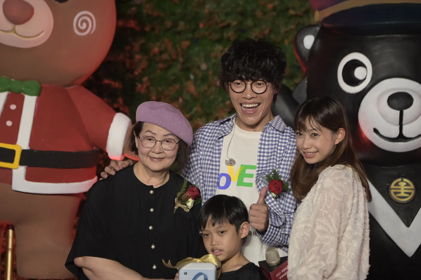 超人氣創作歌手盧廣仲擔任圓夢大使(圖中)認領台北市視障者家長協會心願寶盒，微風慈善基金會創辦人夫人林美瑛(圖左)現場見證小朋友們的聖誕夢實現。.（圖／聯邦銀行）