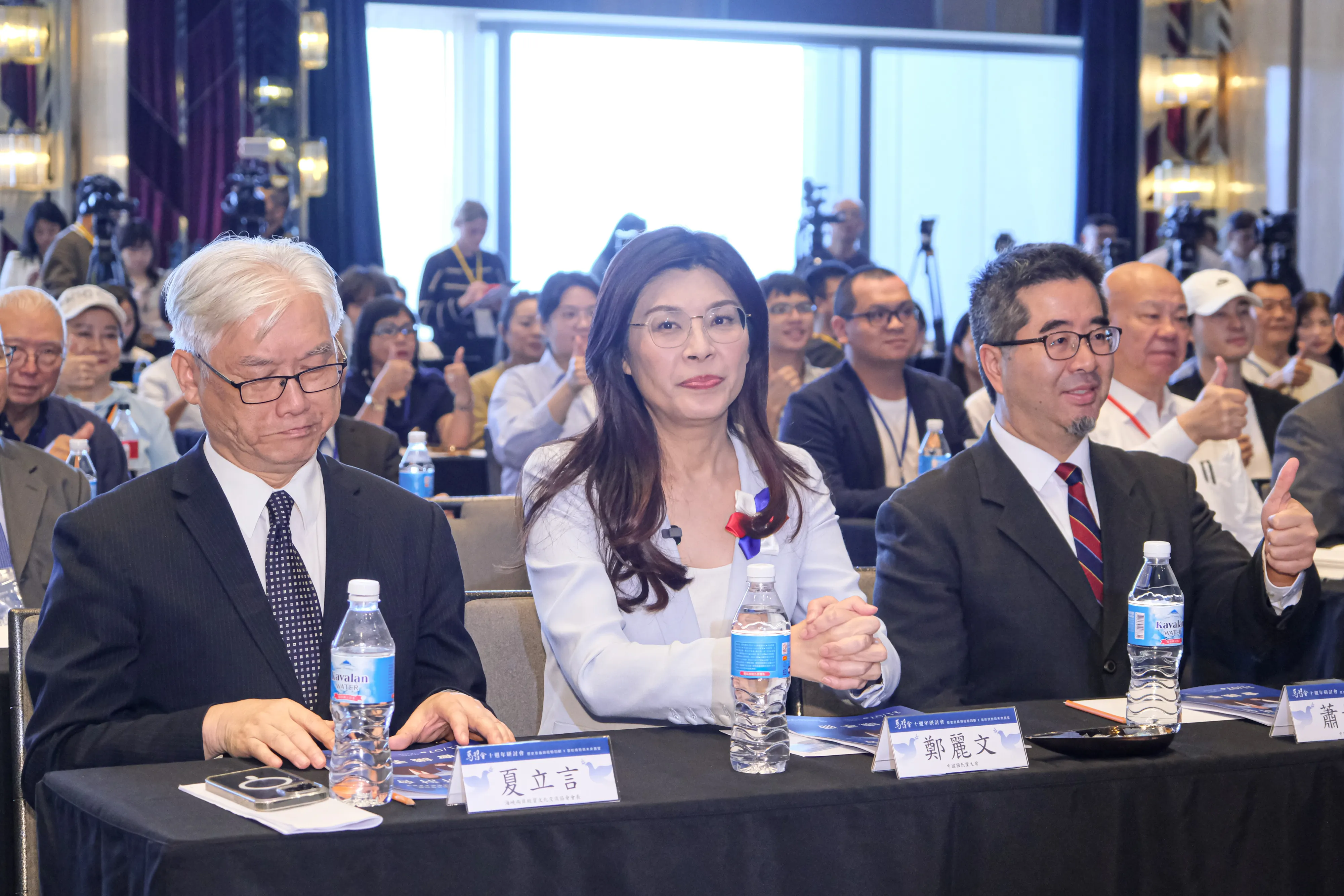 20251107-馬習会十周年シンポジウム7日、グレイ天空ホテルにて開催。国民党主席鄭麗文（中央）、国民党副主席蕭旭岑（右）。（劉偉宏撮影）