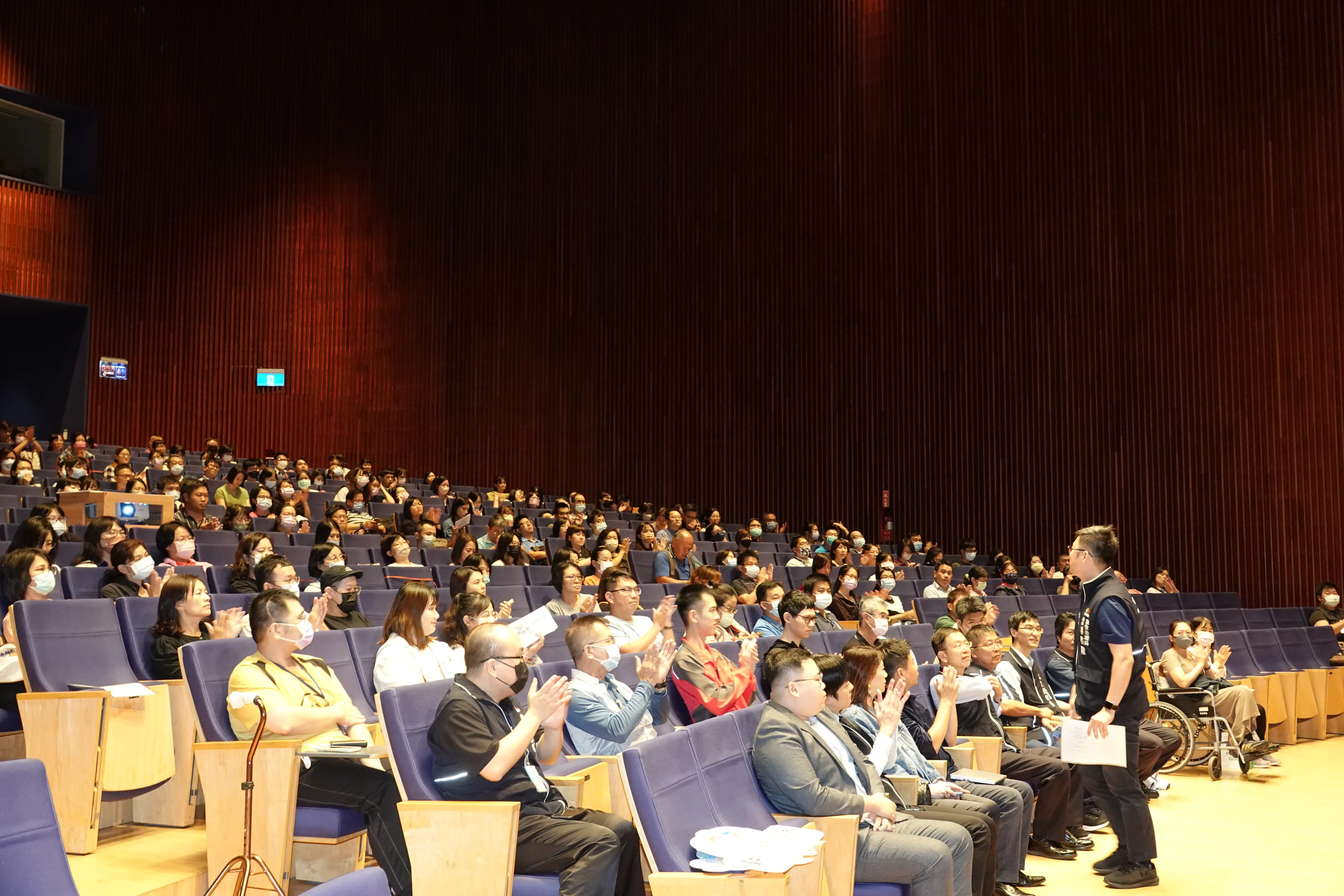 數位局長歡迎學員參加培訓活動。(圖/台中市政府數位局)