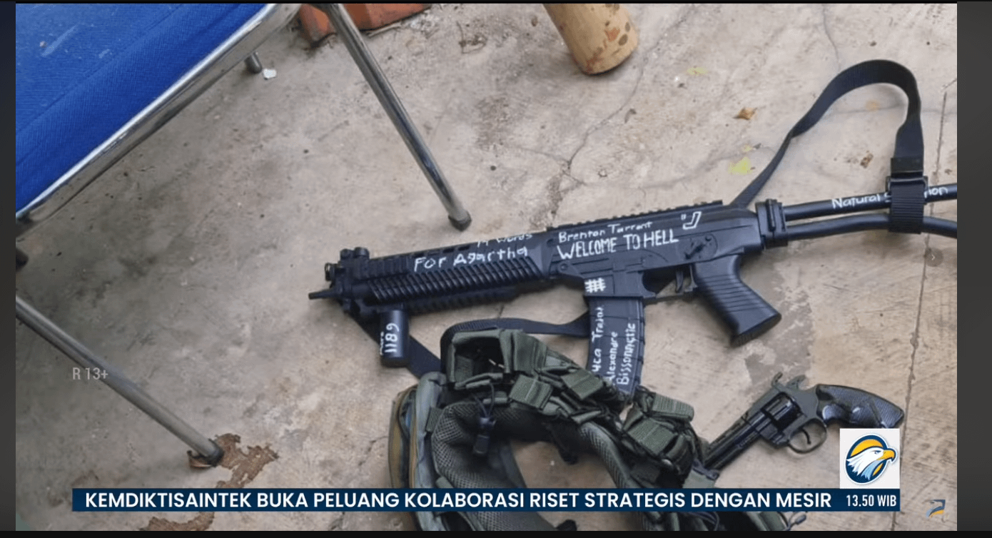 印尼雅加達一座清真寺7日中午突發爆炸釀50多人受傷，警方在建築內搜到寫著仇恨字眼的槍枝。（翻攝自MetroTV新聞）