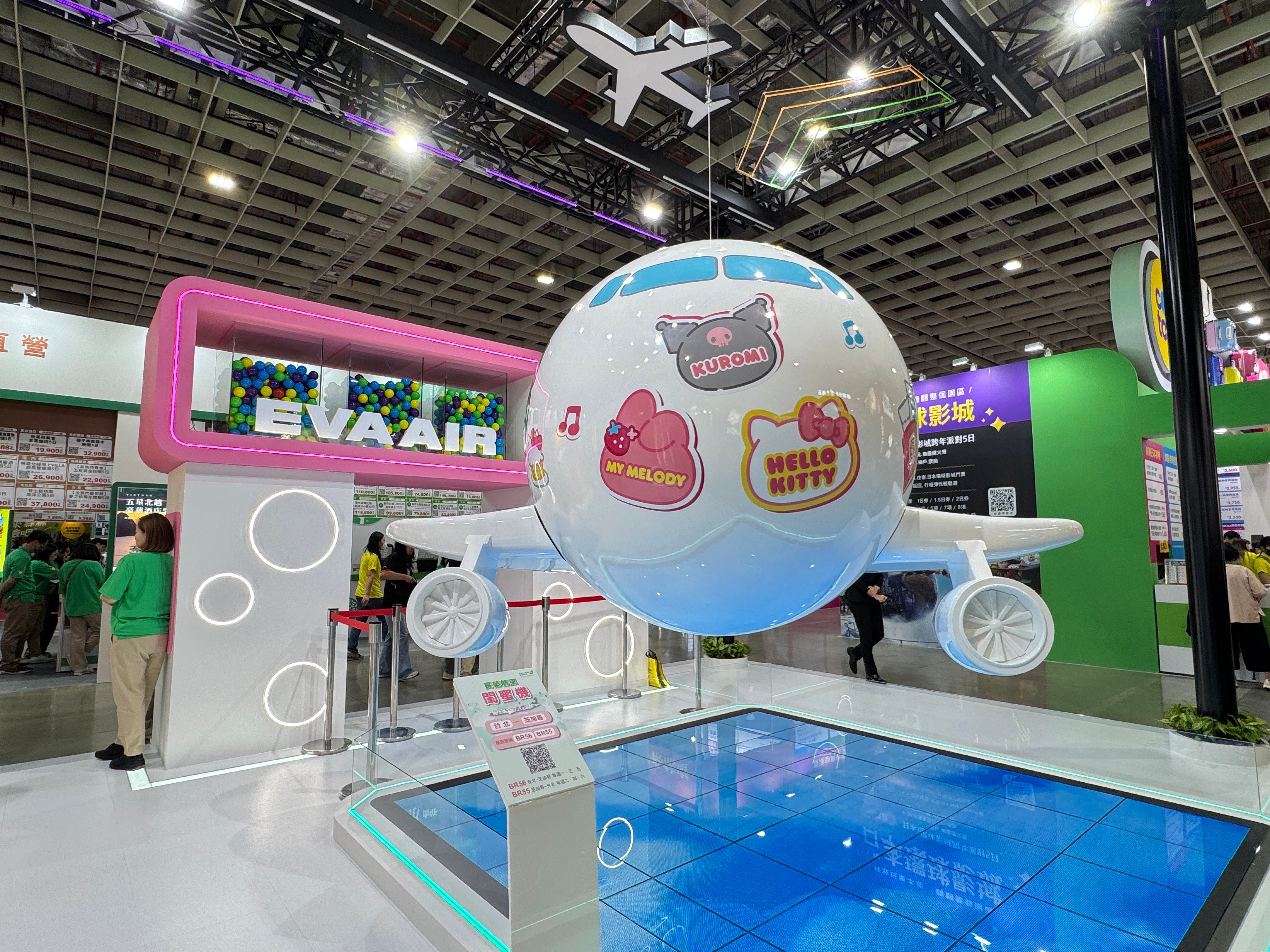 20251107-長榮航空2025年ITF台北國際旅展以「這個世界就是我的遊樂園」為主軸，特別將Hello Kitty「閨蜜機」打造成空中飛翔的Q版巨型模型機。（劉芯衣攝）