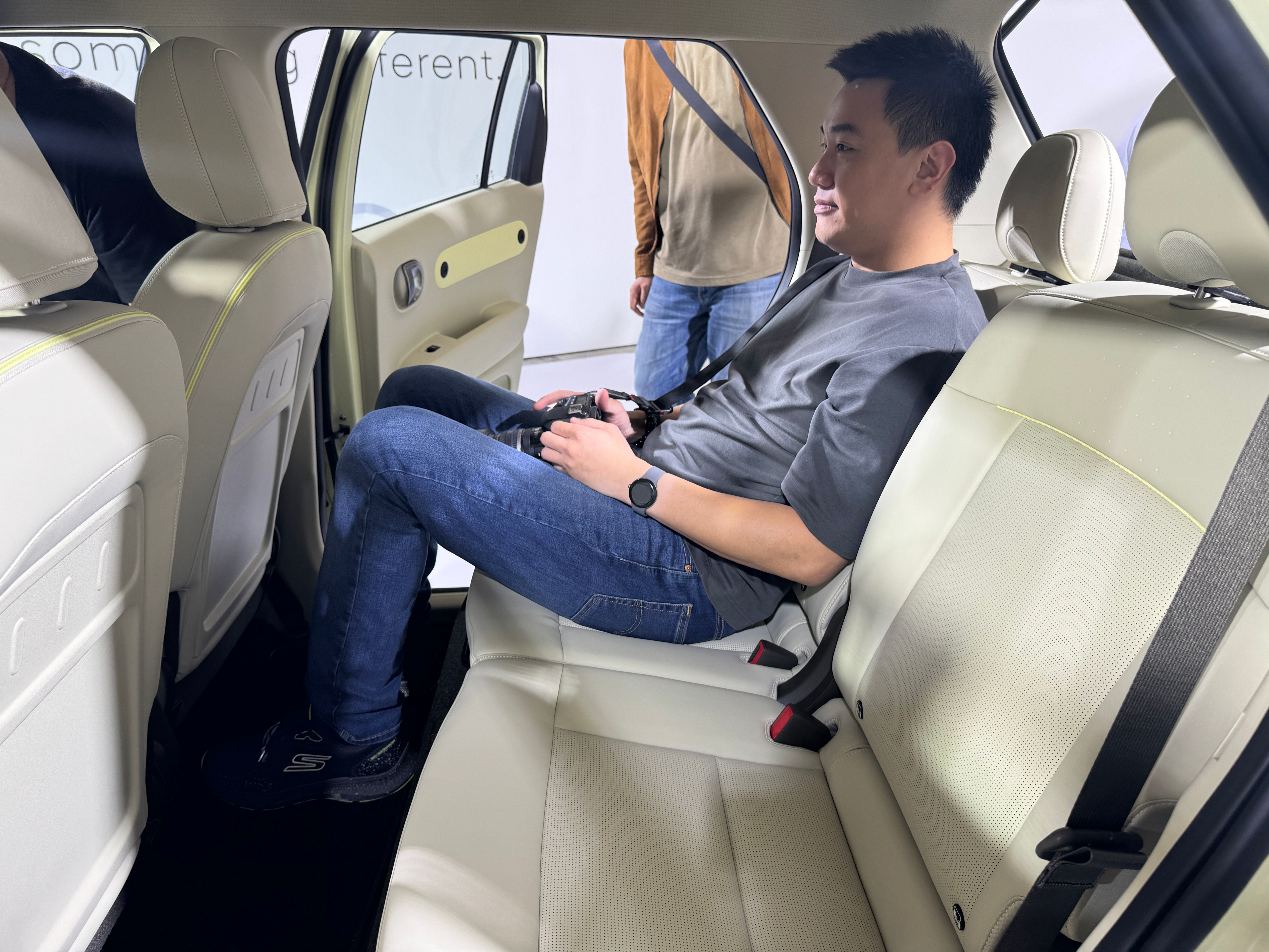 Hyundai Inster座椅可前後滑移，創造跨級距乘坐空間，男生坐在後座也不顯擁擠。（劉芯衣攝）