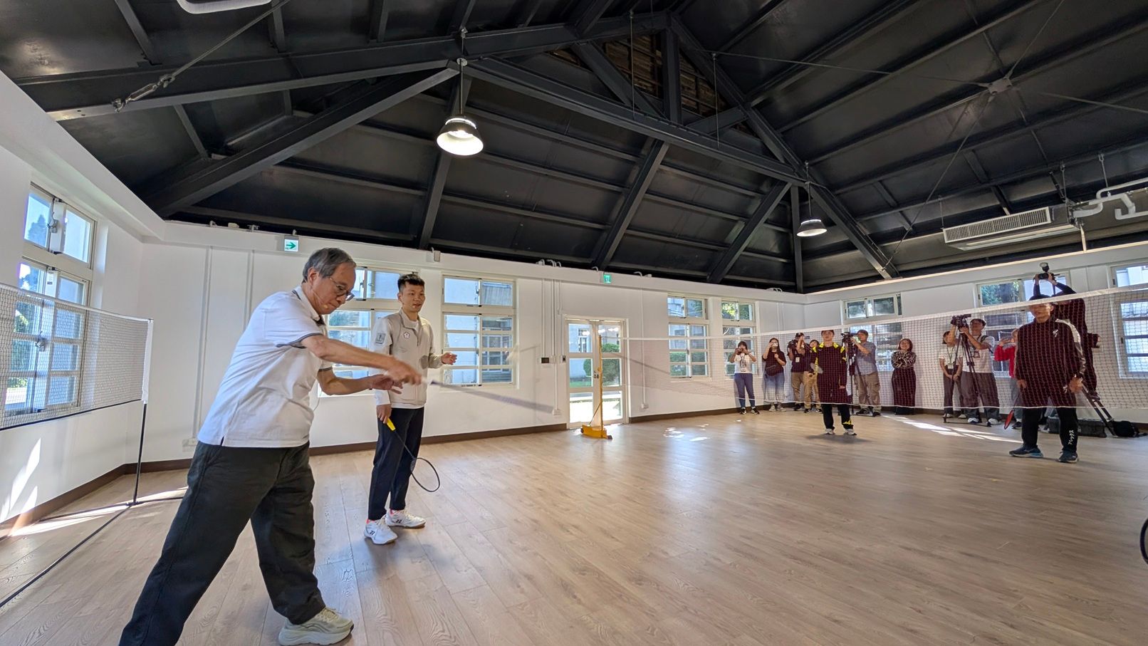 運動部長李洋與文化部長李遠組隊與2位同學對打羽球。（圖／陳逸群攝）