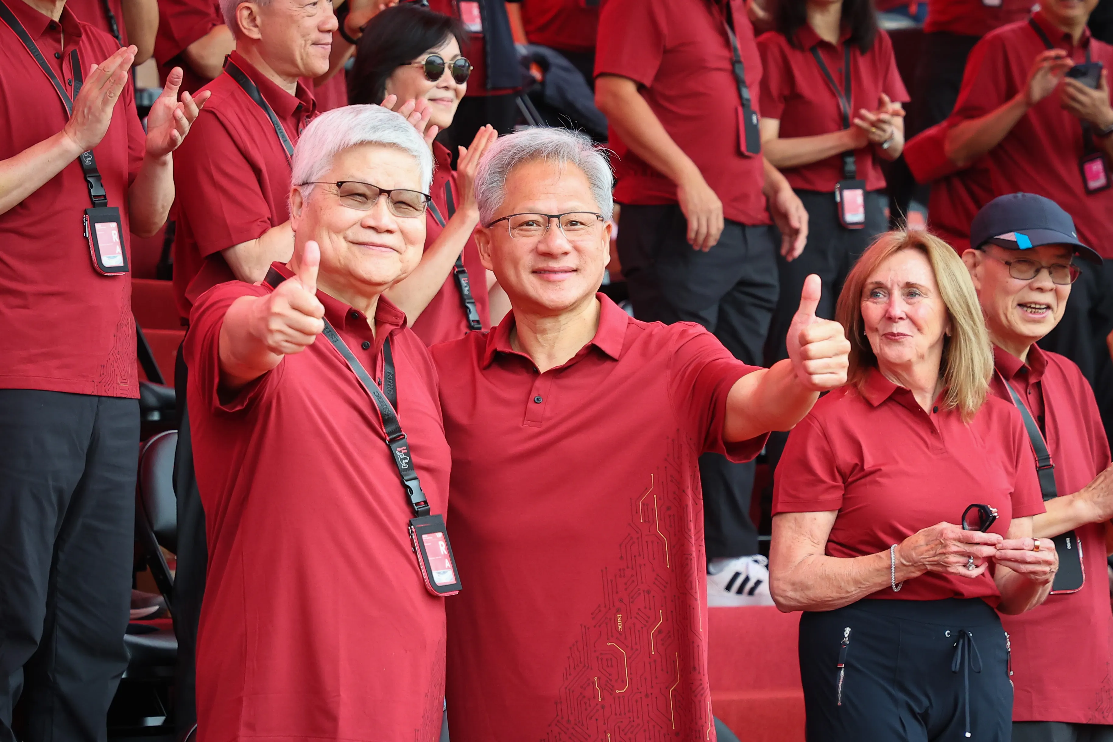 20251108-台積電董事長魏哲家（左一）、輝達執行長黃仁勳（右三）8日出席2025年台積電運動會。（顏麟宇攝）