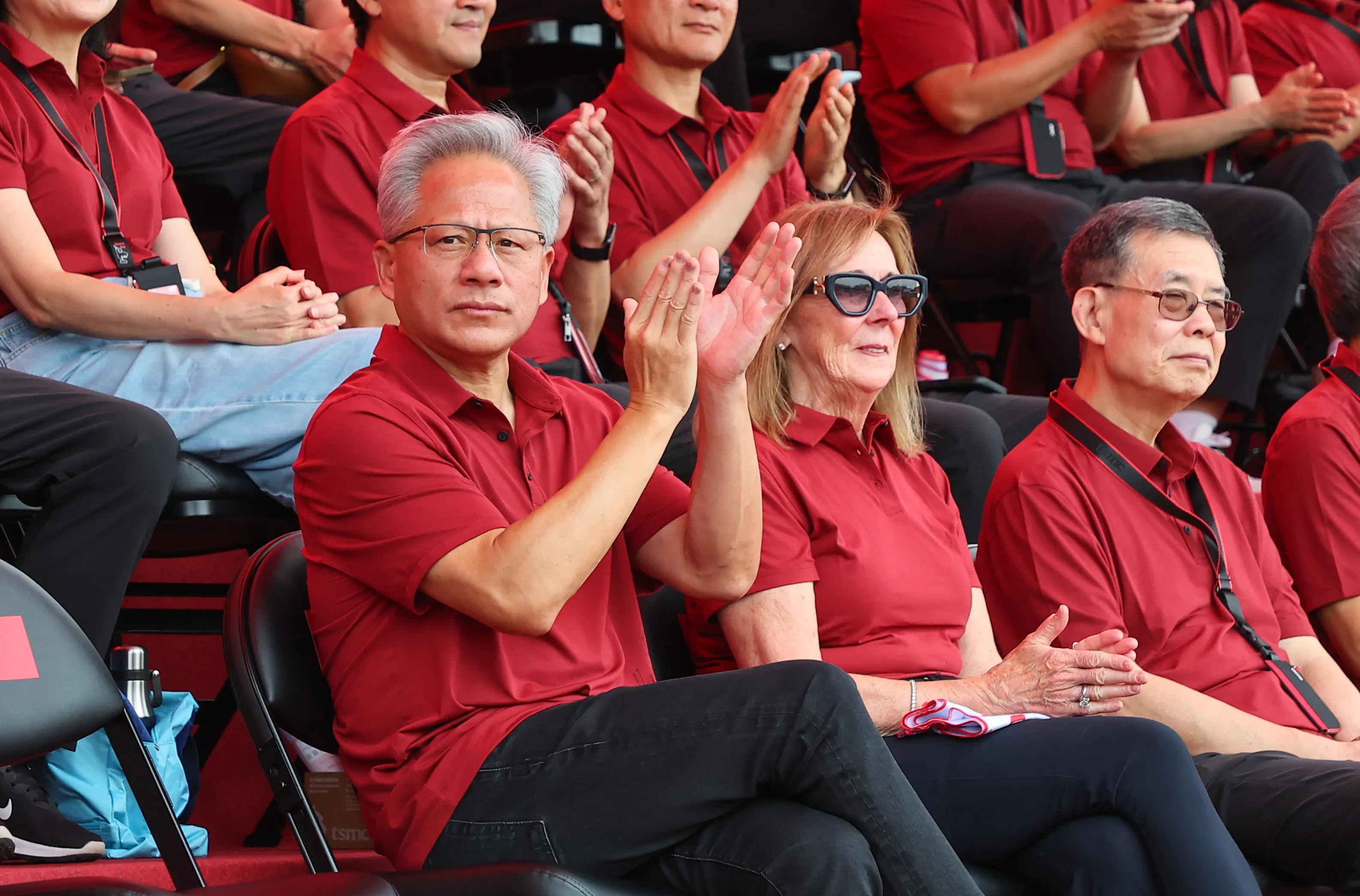 20251108-輝達執行長黃仁勳（左一）、輝達營運執行副總裁Debora（右二）8日出席2025年台積電運動會。（顏麟宇攝）