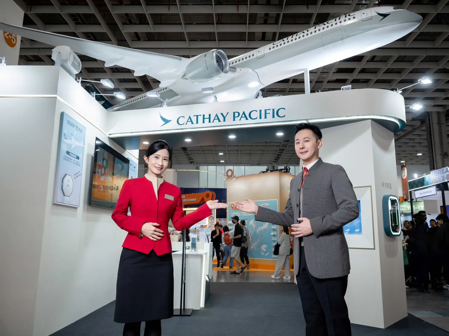 國泰航空將巨型 1:10 A350-1000 飛機模型搬進展場，相當吸睛。（國泰航空提供）