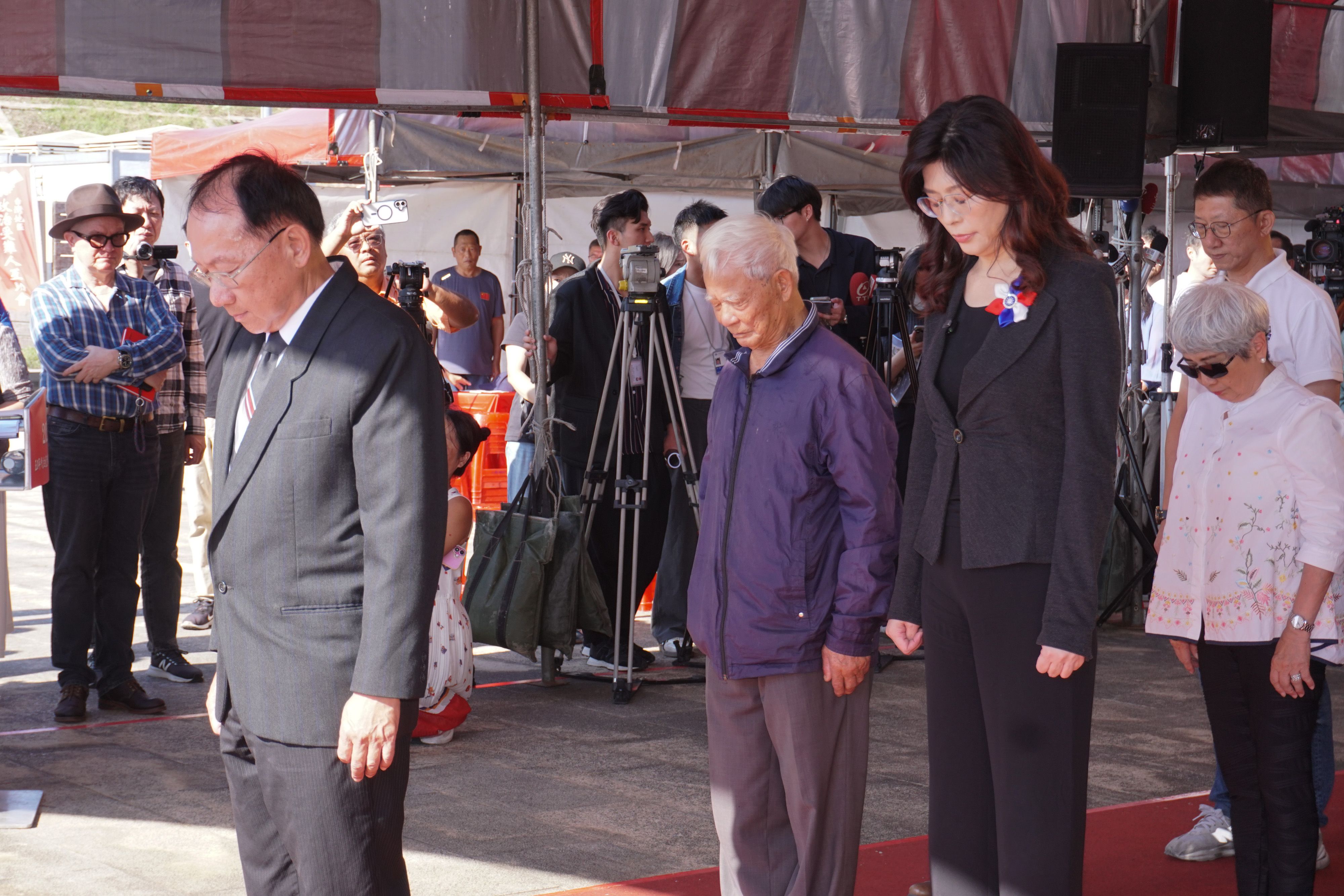 20251108-國民黨主席鄭麗文(右二)出席1950年代白色恐怖秋祭慰靈大會，圖左為政治受難人互助會總會長周弘奇。(蔡親傑攝)