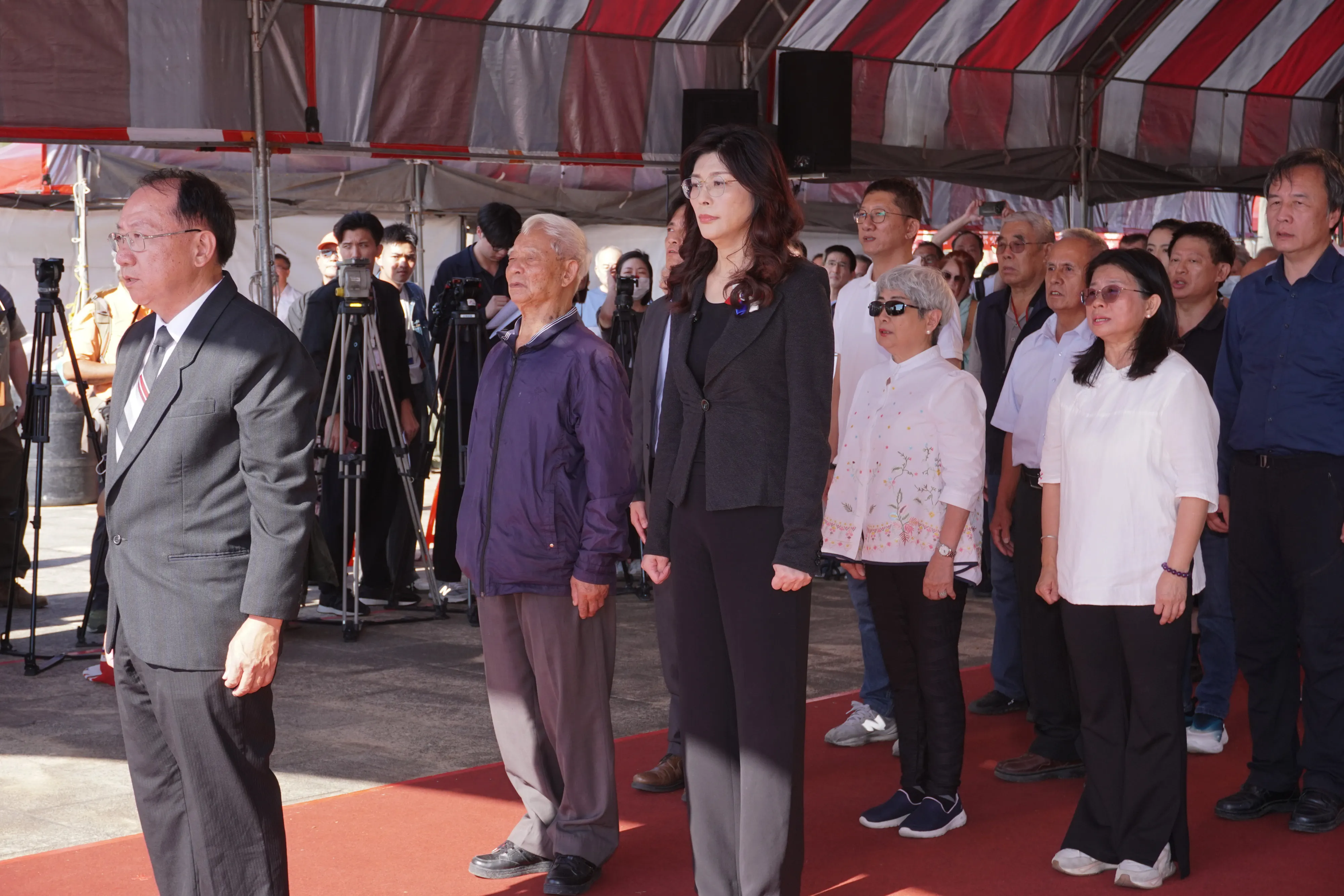 20251108-國民黨主席鄭麗文(中)出席1950年代白色恐怖秋祭慰靈大會，圖左為政治受難人互助會總會長周弘奇。(蔡親傑攝)