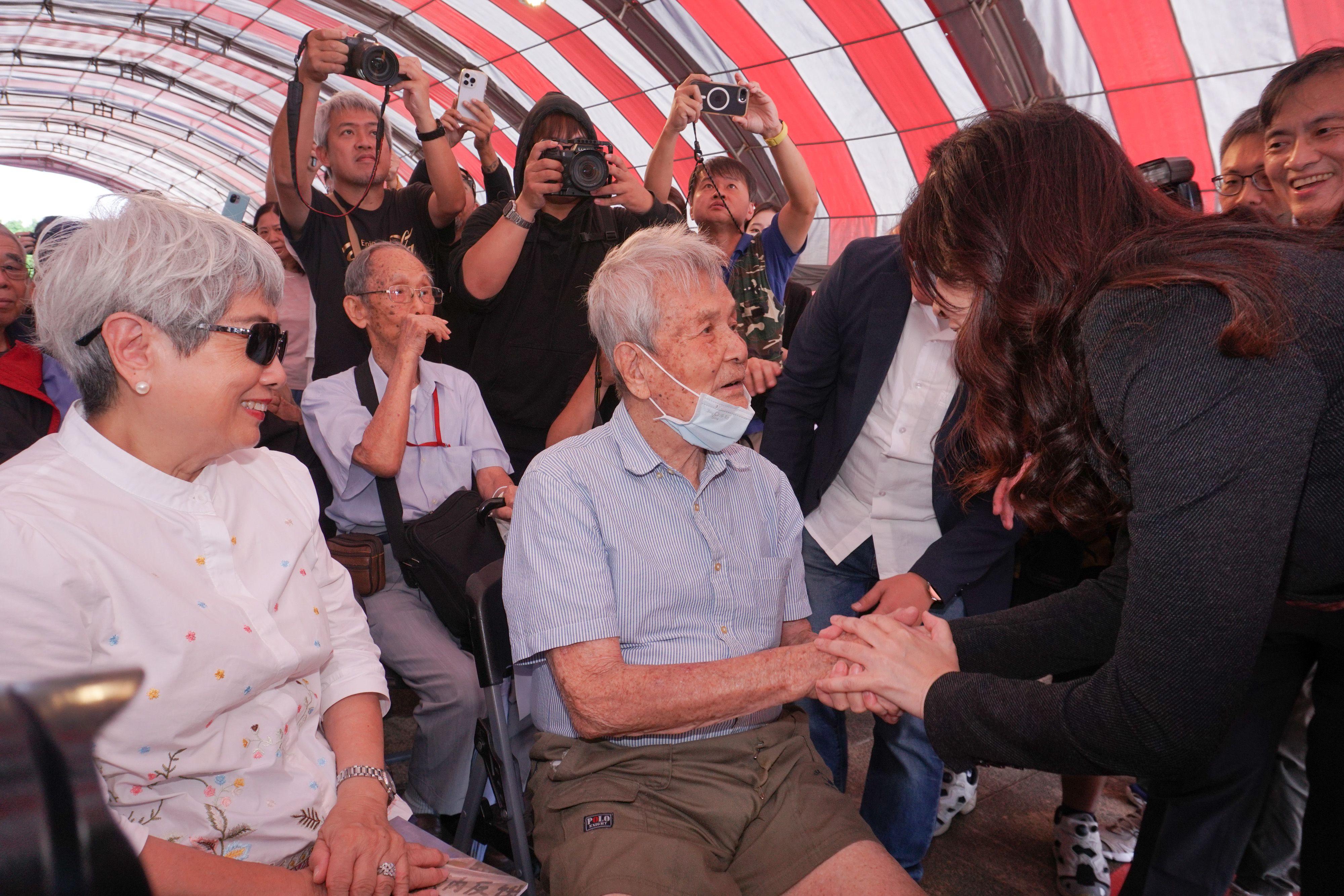 20251108-國民黨主席鄭麗文(右)出席1950年代白色恐怖秋祭慰靈大會，並慰問政治受難人林金成(中)、李素慧(左)。(蔡親傑攝)