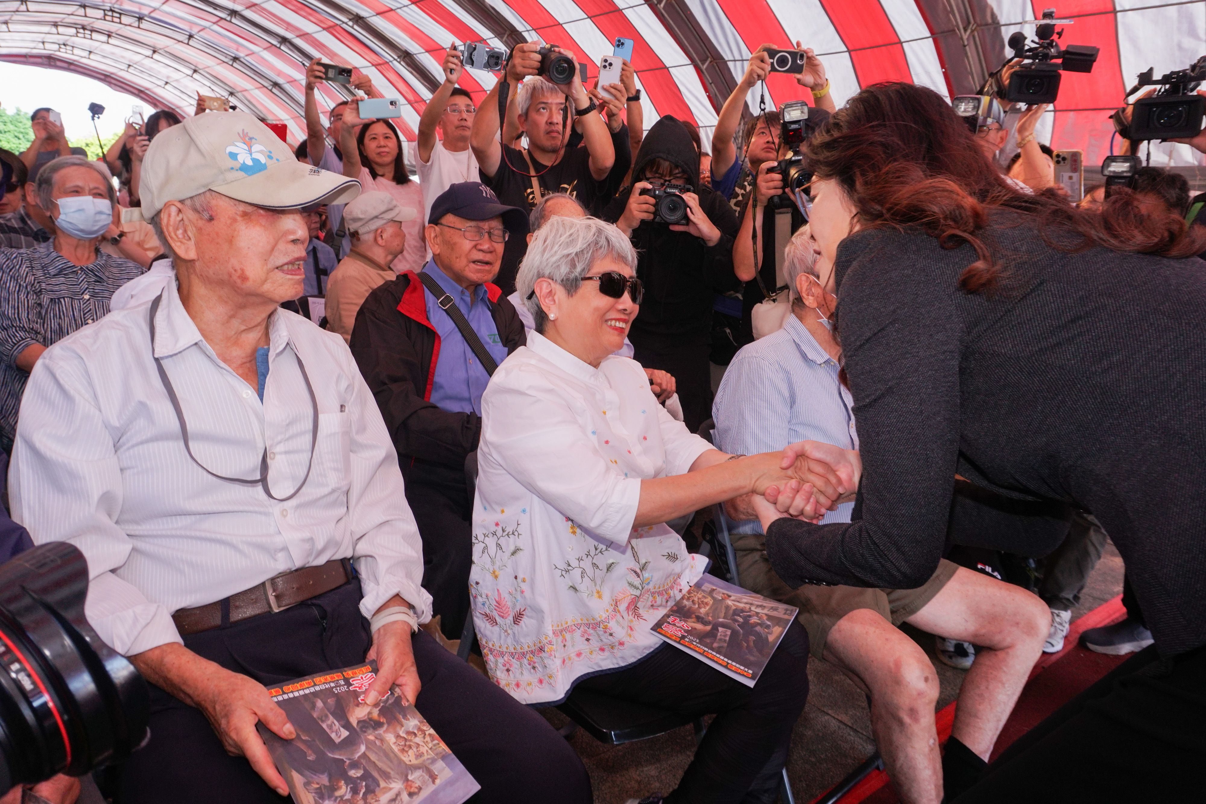 20251108-國民黨主席鄭麗文(右)出席1950年代白色恐怖秋祭慰靈大會，並慰問政治受難人李素慧(中)、趙英魁(左)。(蔡親傑攝)