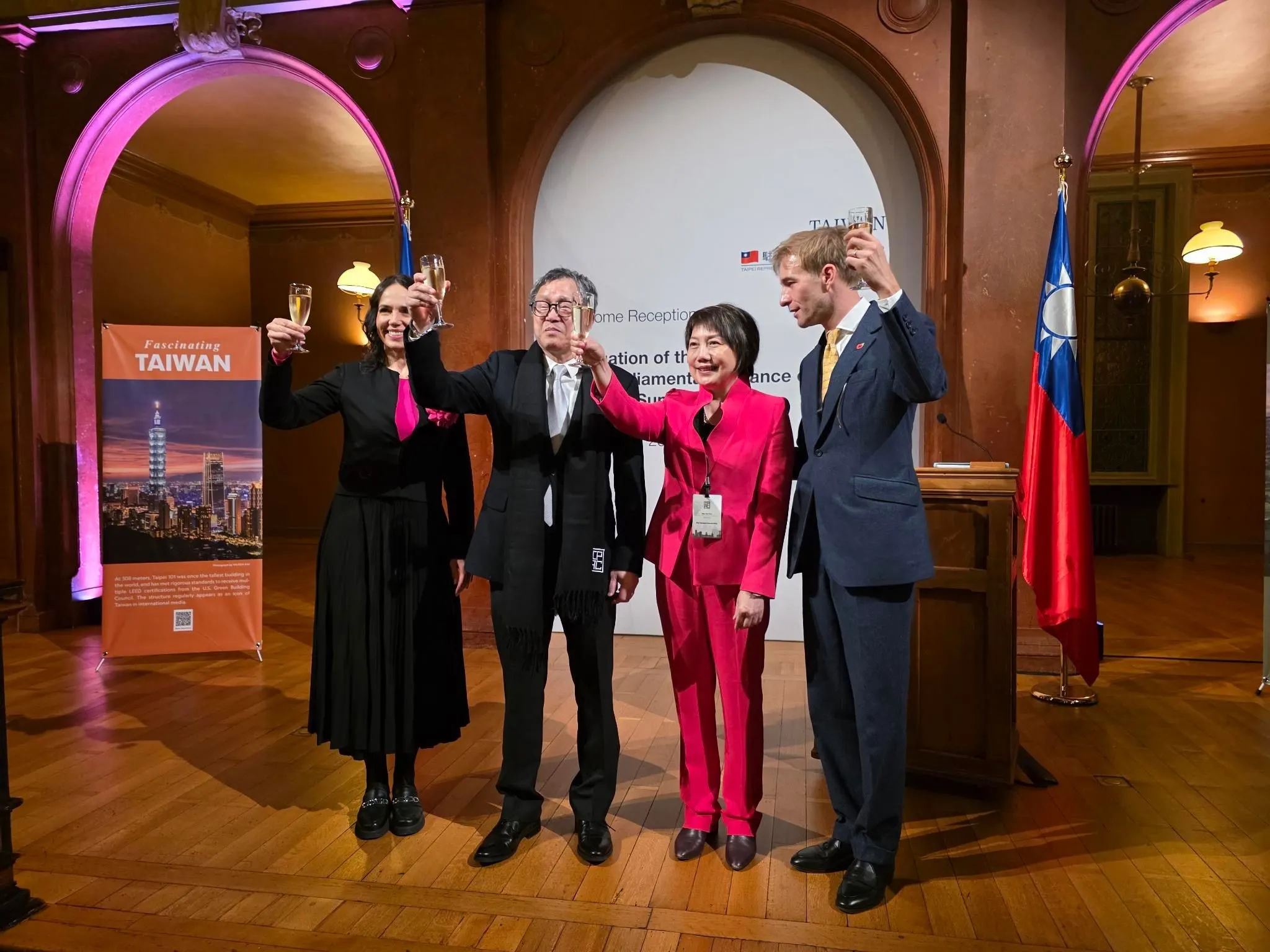 20251107-陪同副總統蕭美琴前往歐洲議會出席IPAC年會後，我國駐歐盟暨比利時代表謝志偉（左二）7日晚宴多國的國會議員與外交使節。圖右起為IPAC執行長裴倫德、民進黨立委范雲、謝志偉及歐洲議會議員萊克斯曼。（范雲辦公室提供）