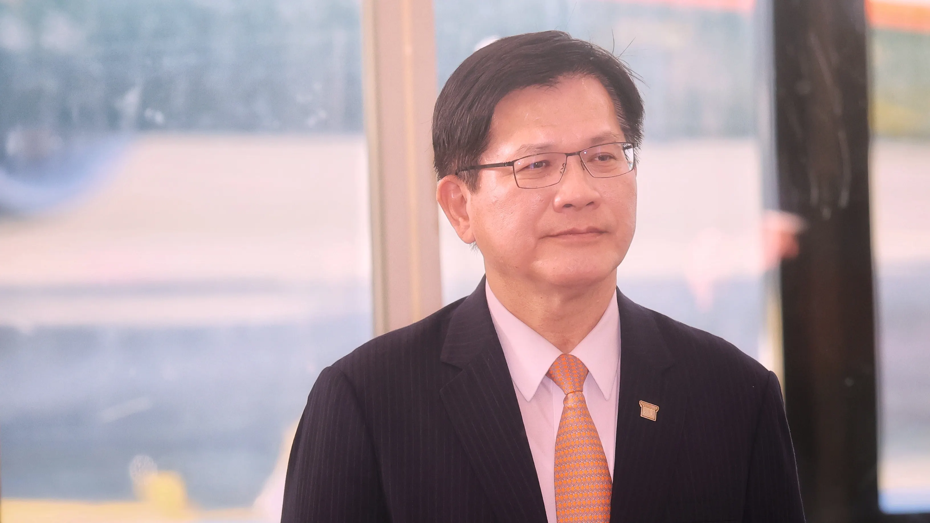 20251109-赴歐洲出席「對中政策跨國議會聯盟」（IPAC）布魯塞爾年會演講的副總統蕭美琴9日在外交部長林佳龍(見圖）陪同返抵國門。（柯承惠攝）