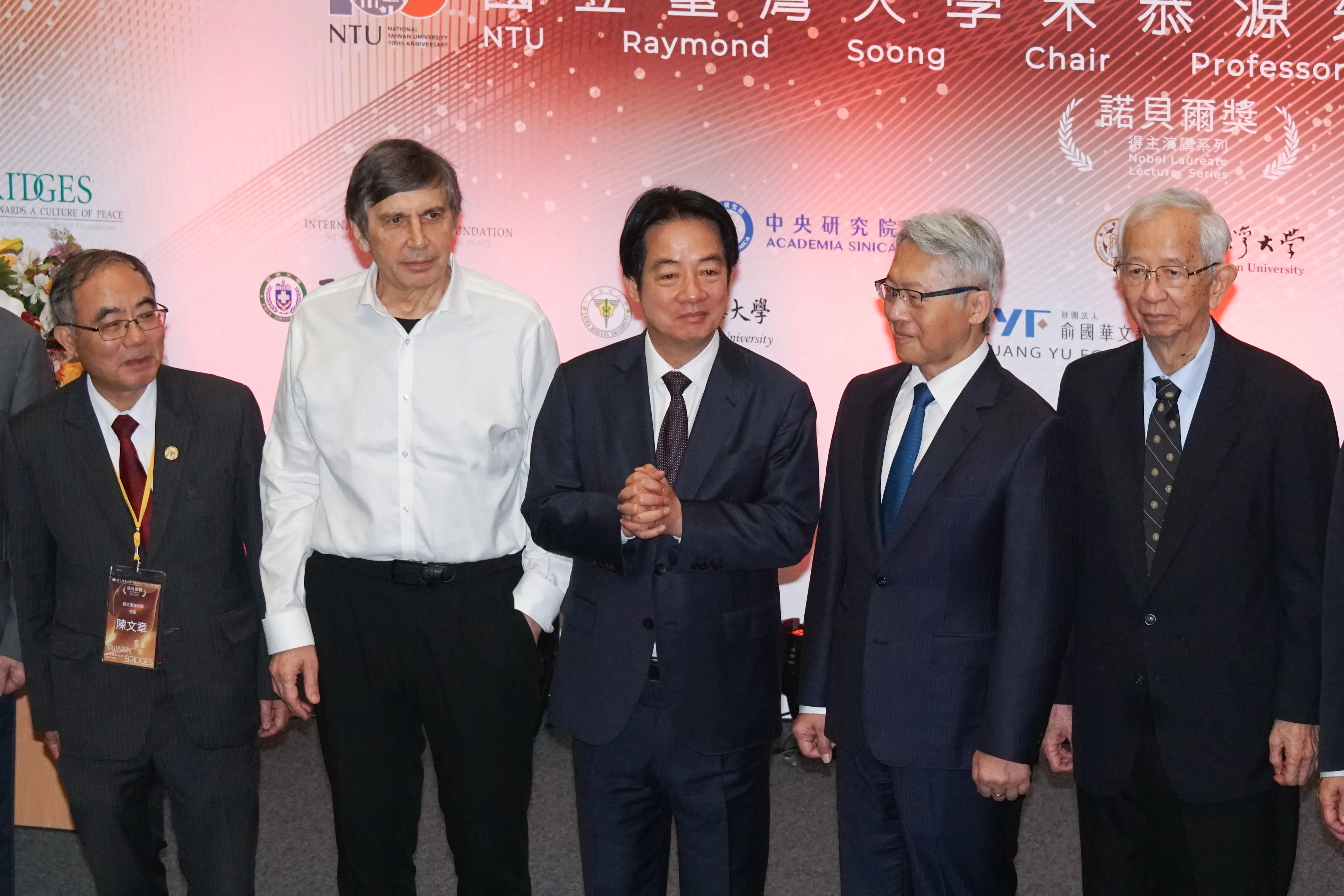 20251110-台大舉行「台灣橋梁計畫」開幕式，左起台大校長陳文章、諾貝爾獎得主安德烈．蓋姆、總統賴清德、中研院長廖俊智、中研院士李遠哲。（蔡親傑攝）