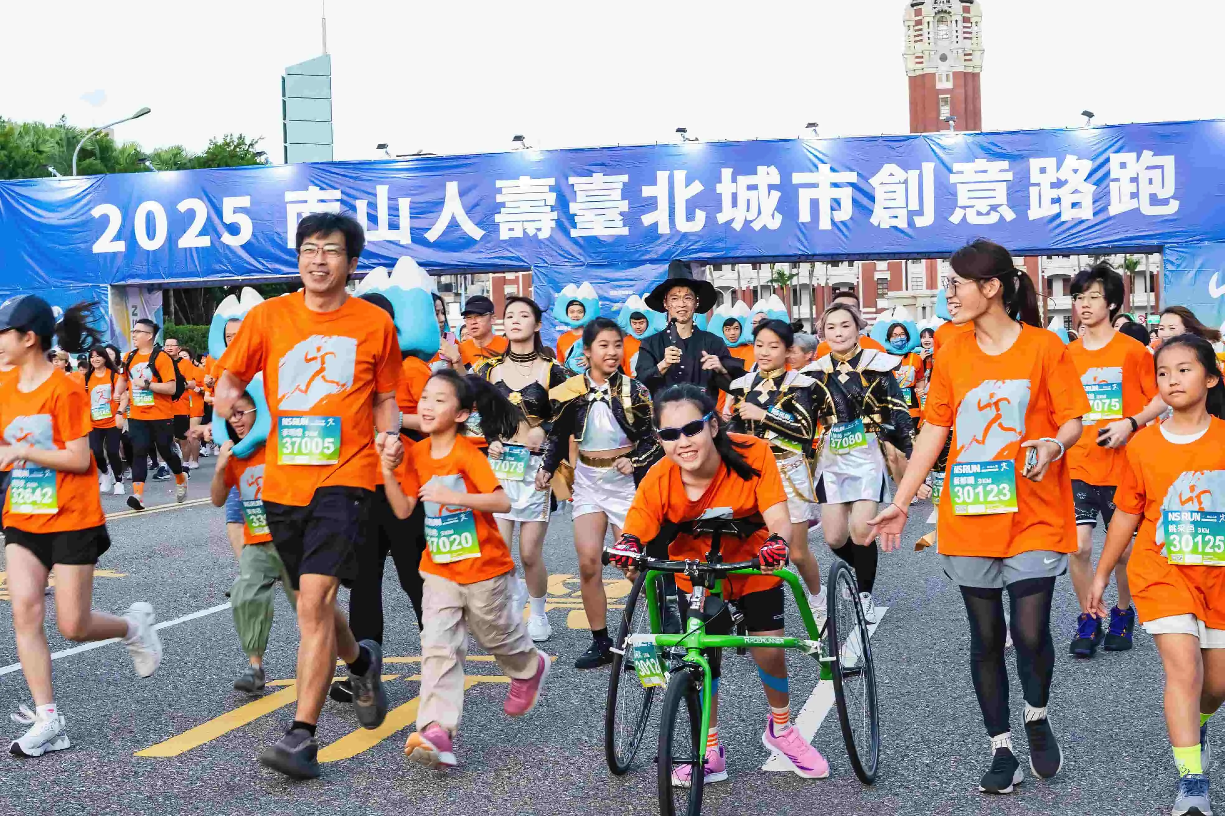 南山人壽舉辦路跑活動，不分族群與年齡，都趁著假日好天氣一同運動，還有跑者戴上山形頭套發揮變裝創意，也成為焦點。(圖_南山人壽提供)