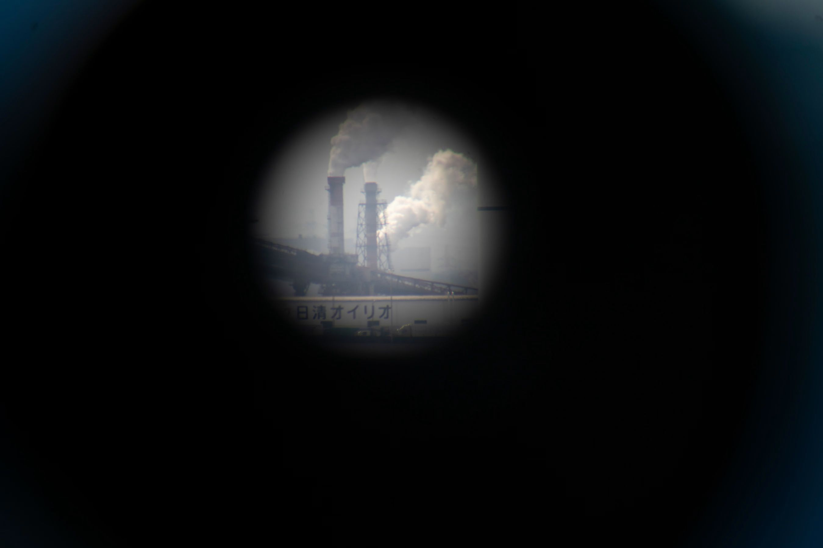 從港口的觀光望遠鏡可以看到名古屋的工廠區。（華爾街日報）