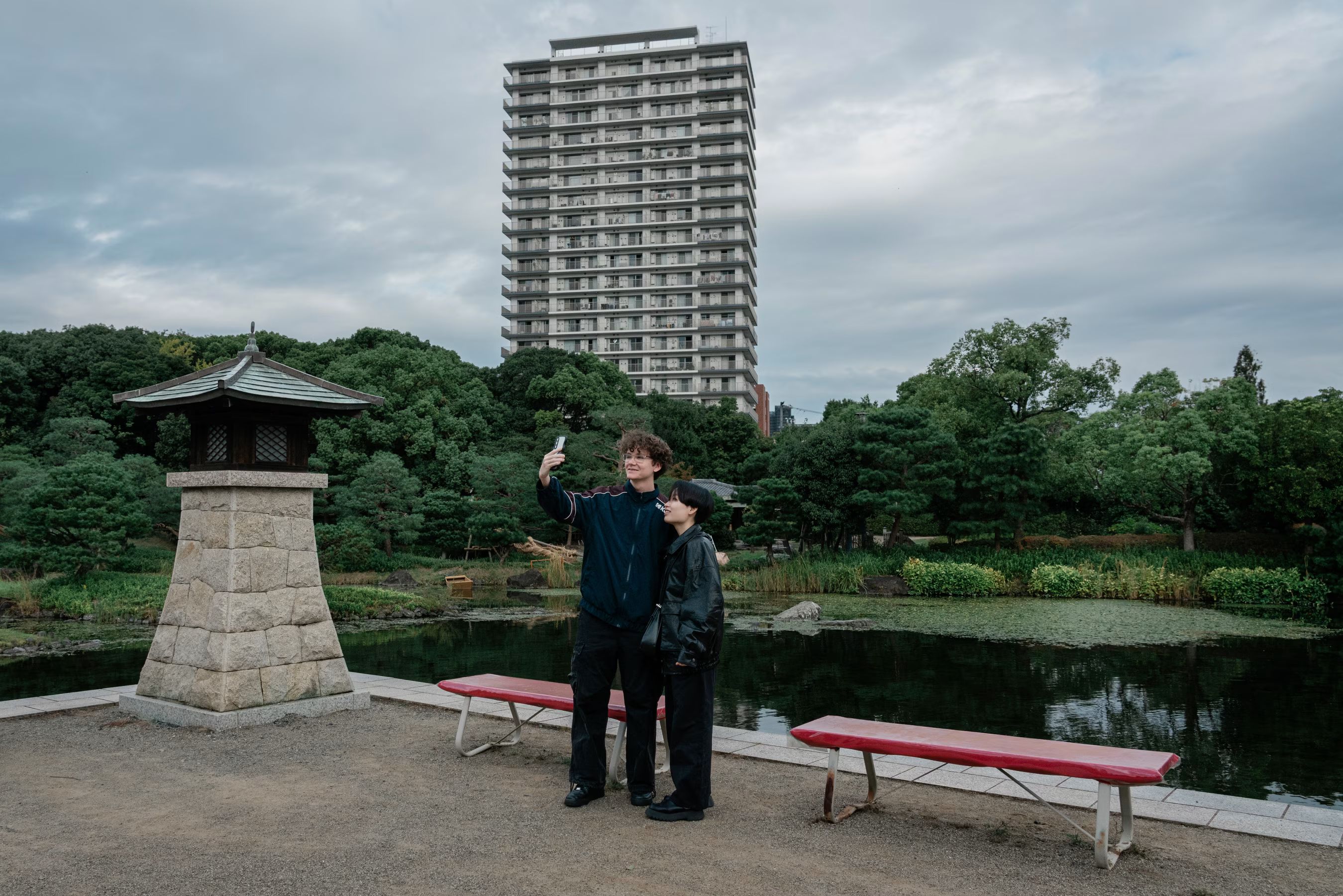 白鳥庭園的遊客。（華爾街日報）