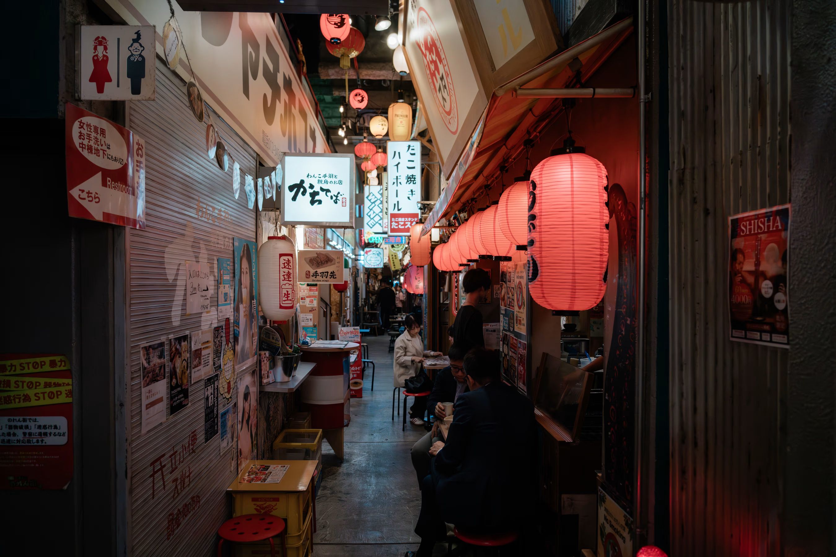 在名古屋商圈榮（Sakae）的一家居酒屋用餐的客人，該片區的小巷以酒吧餐館林立而聞名。（華爾街日報）
