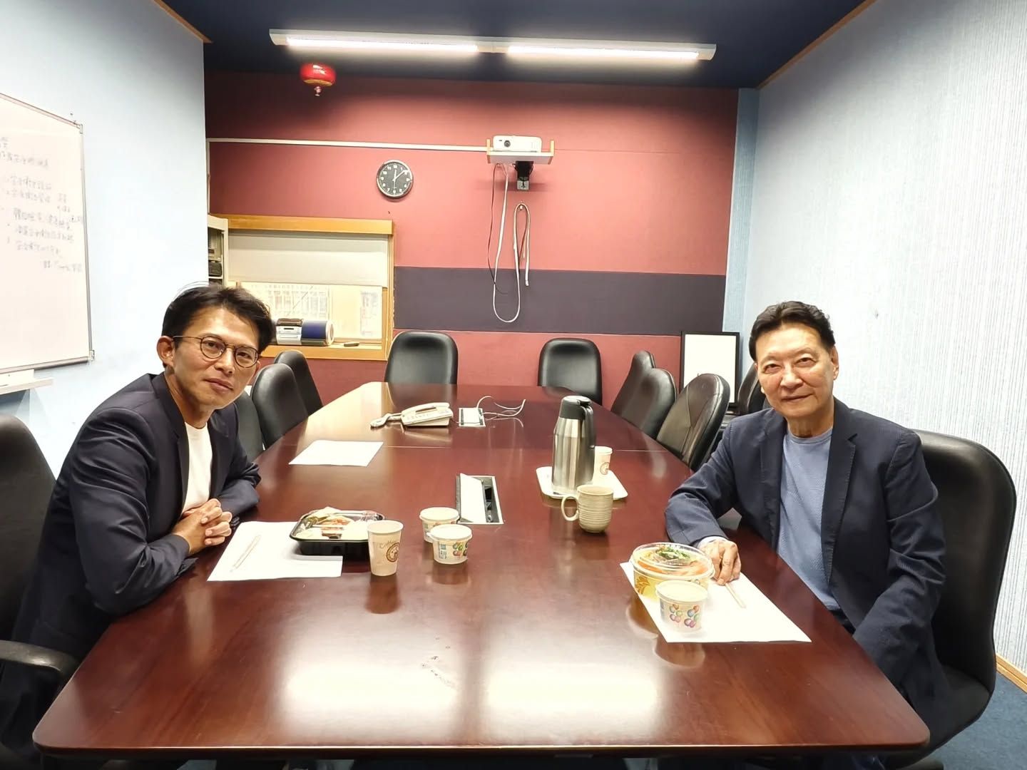 前中廣董事長趙少康​（右）和民眾黨主席黃國昌（左）共進午餐。（取自趙少康臉書）