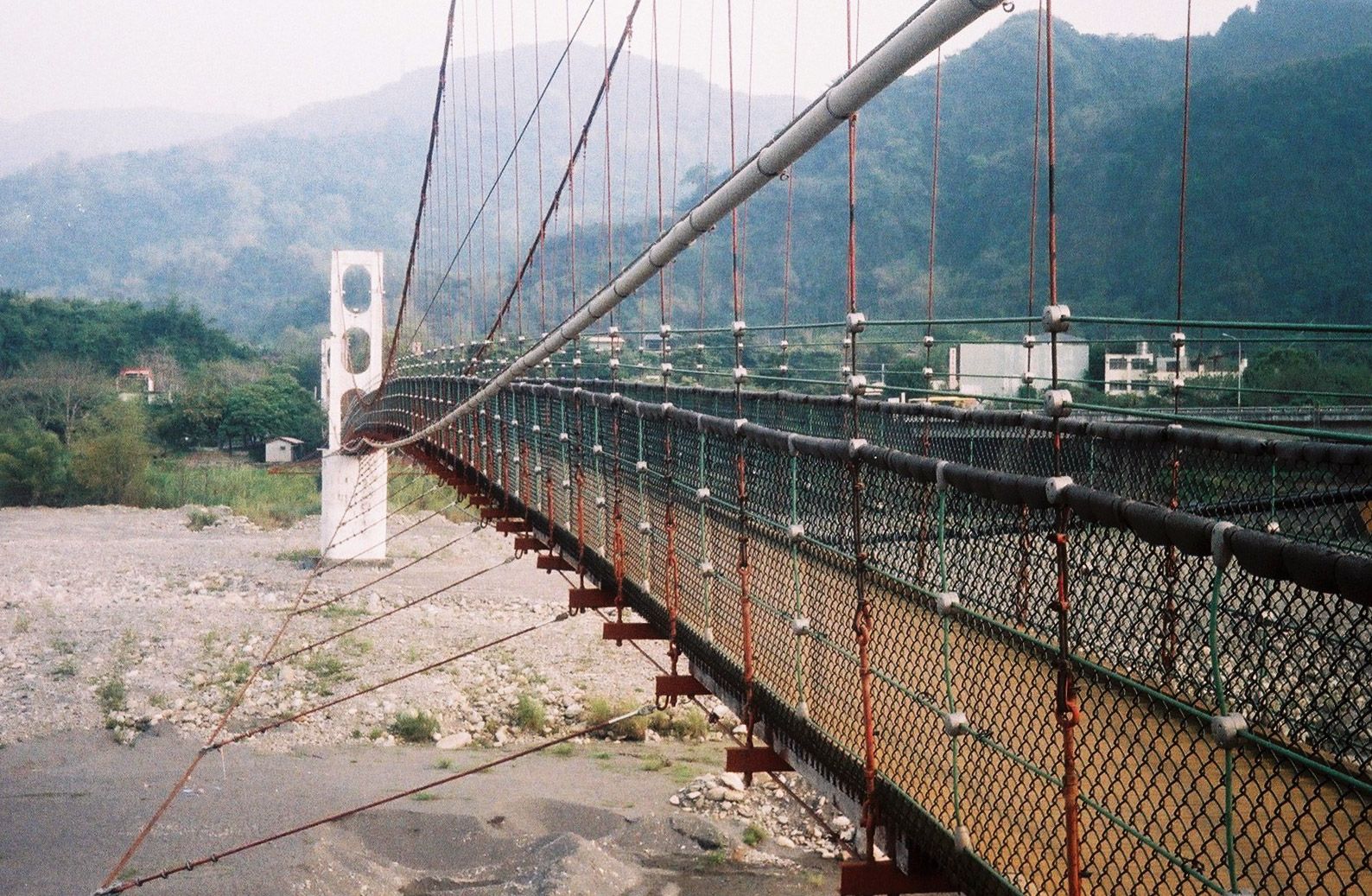 南投草屯景點推薦：雙十吊橋。（圖／取自毓繡美術館官網）