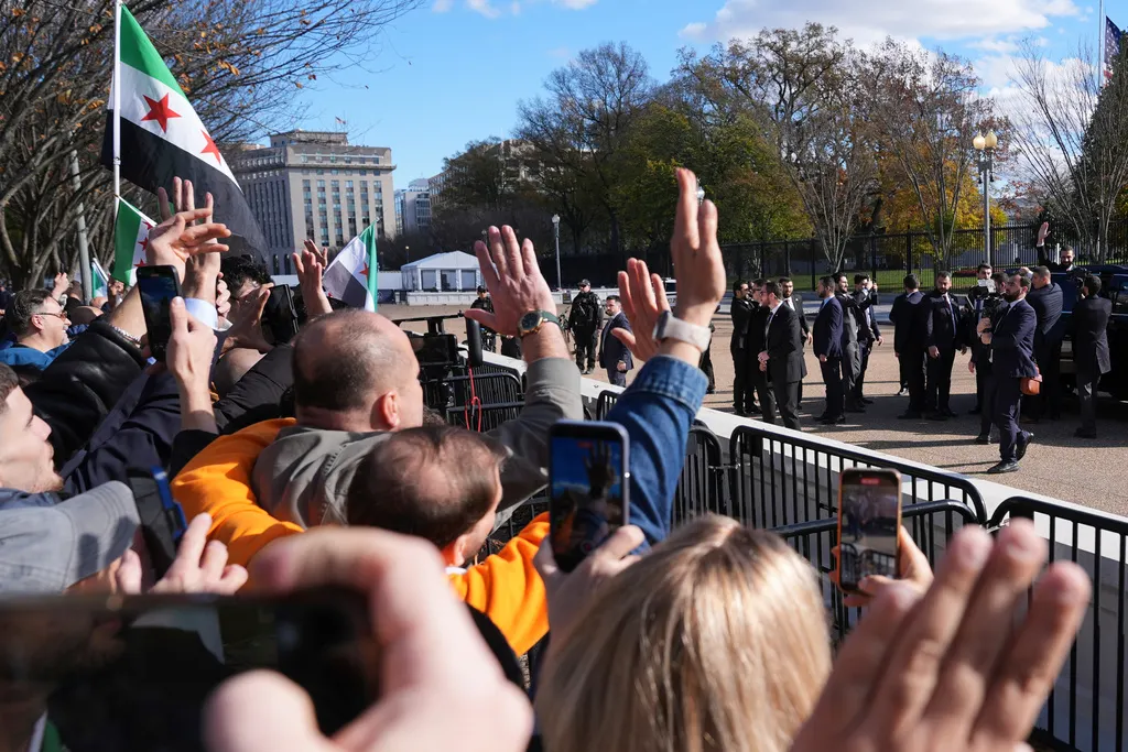 2025年11月10日。在美國總統川普（Donald Trump）會面後，敘利亞總統夏拉（Ahmed al-Sharaa）在白宮外向支持者揮手致意。（AP）