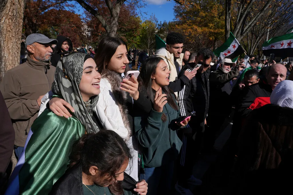 2025年11月10日。支持者在白宮外迎接敘利亞總統夏拉（Ahmed al-Sharaa）。（AP）