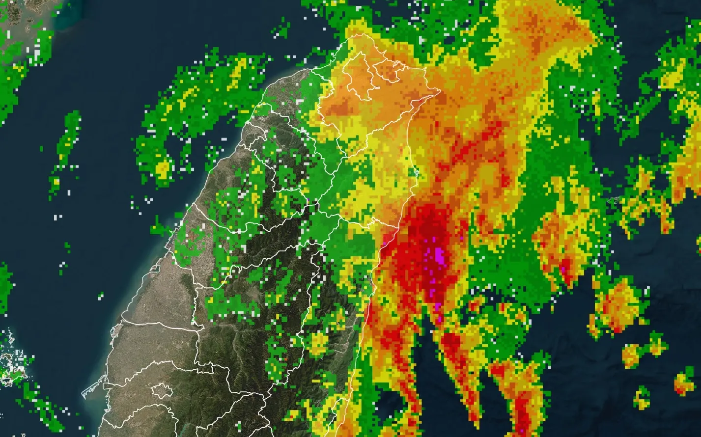 隨著颱風逐漸北上靠近，鳳凰颱風將對東北部帶來降雨，目前有非常強的雷雨帶正在發展。（圖／取自台灣颱風論壇｜天氣特急）