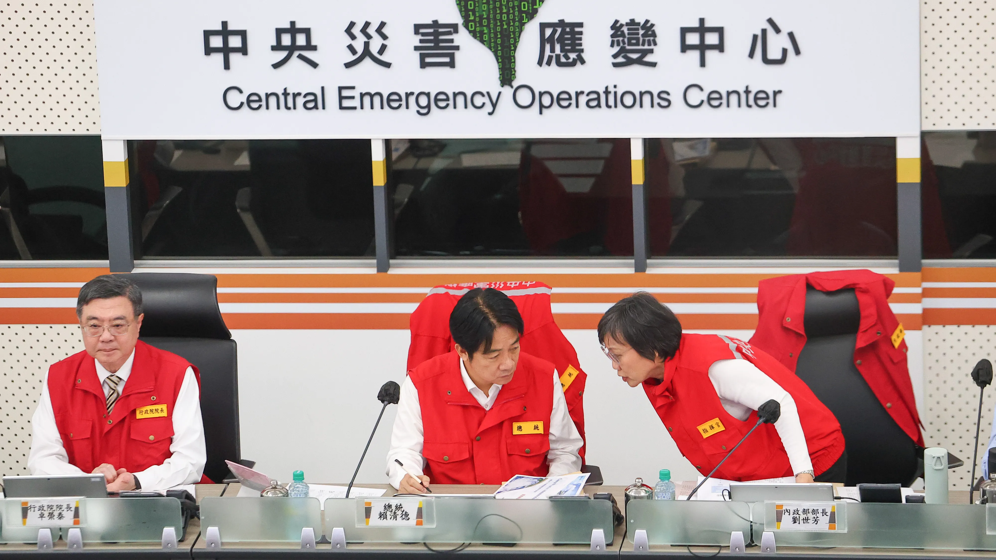 20251111-總統賴清德（中）、內政部長劉世芳（右）等人11日視察中央災害應變中心。（顏麟宇攝）